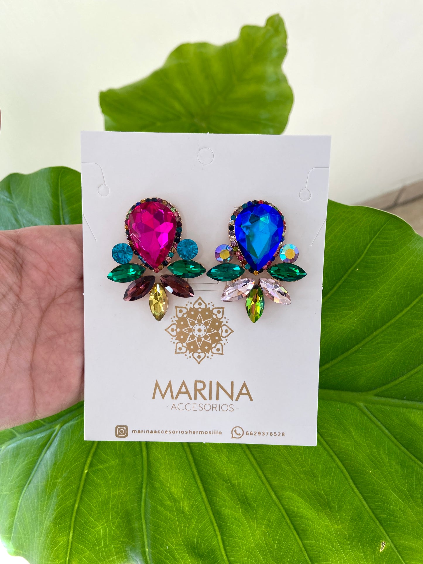 Aretes de pedrería multicolor
