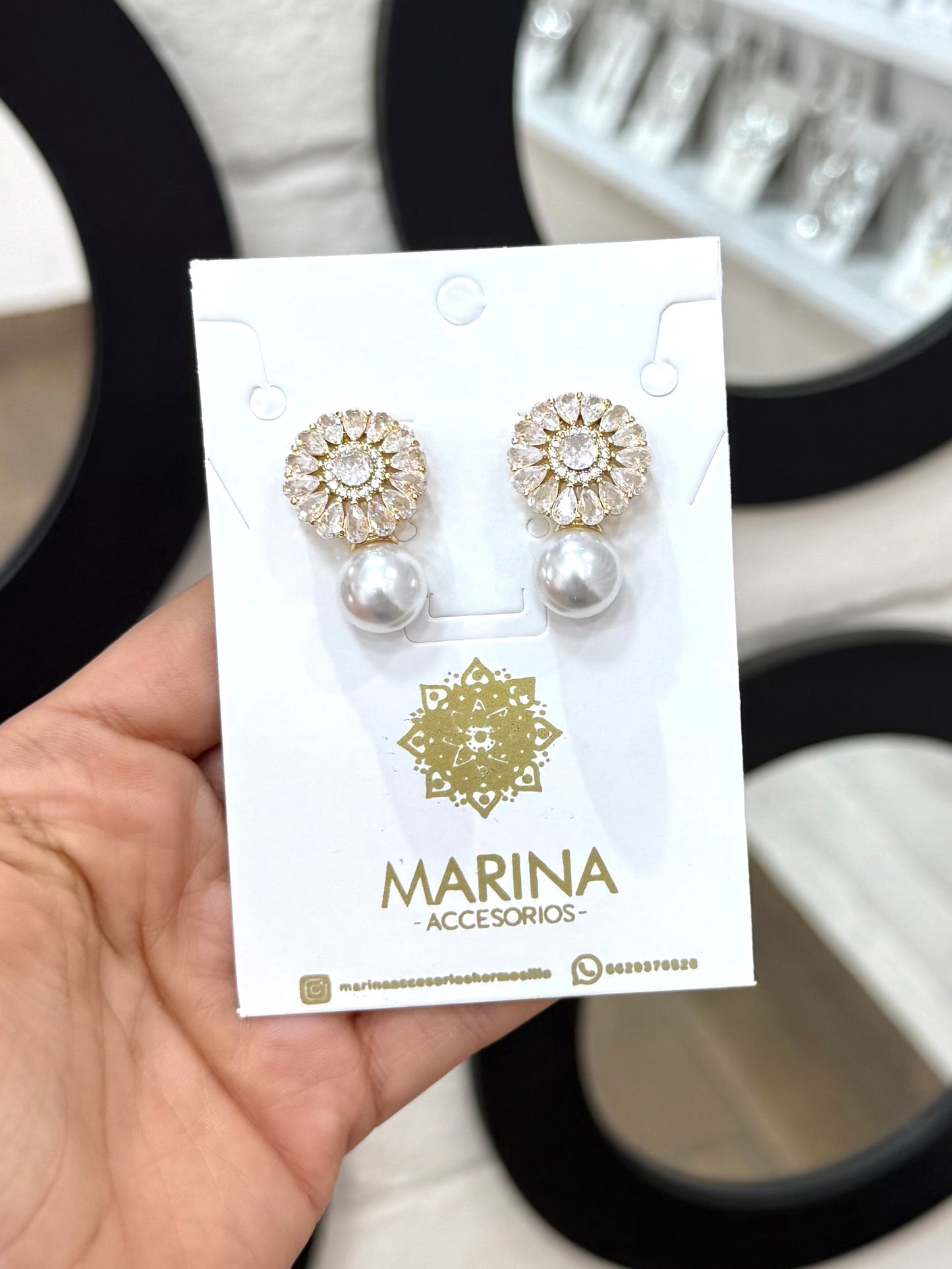 Aretes de pedrería dorados