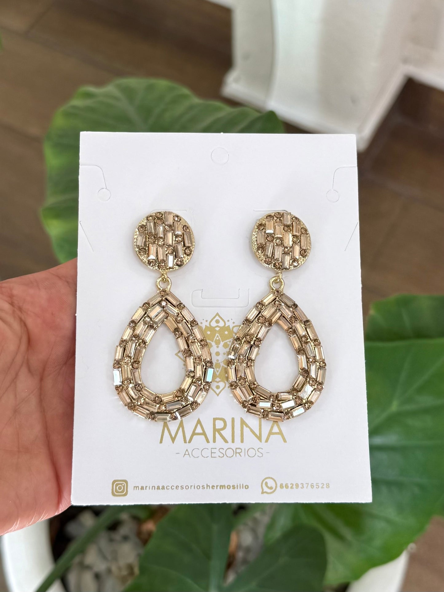 Aretes de pedrería dorados