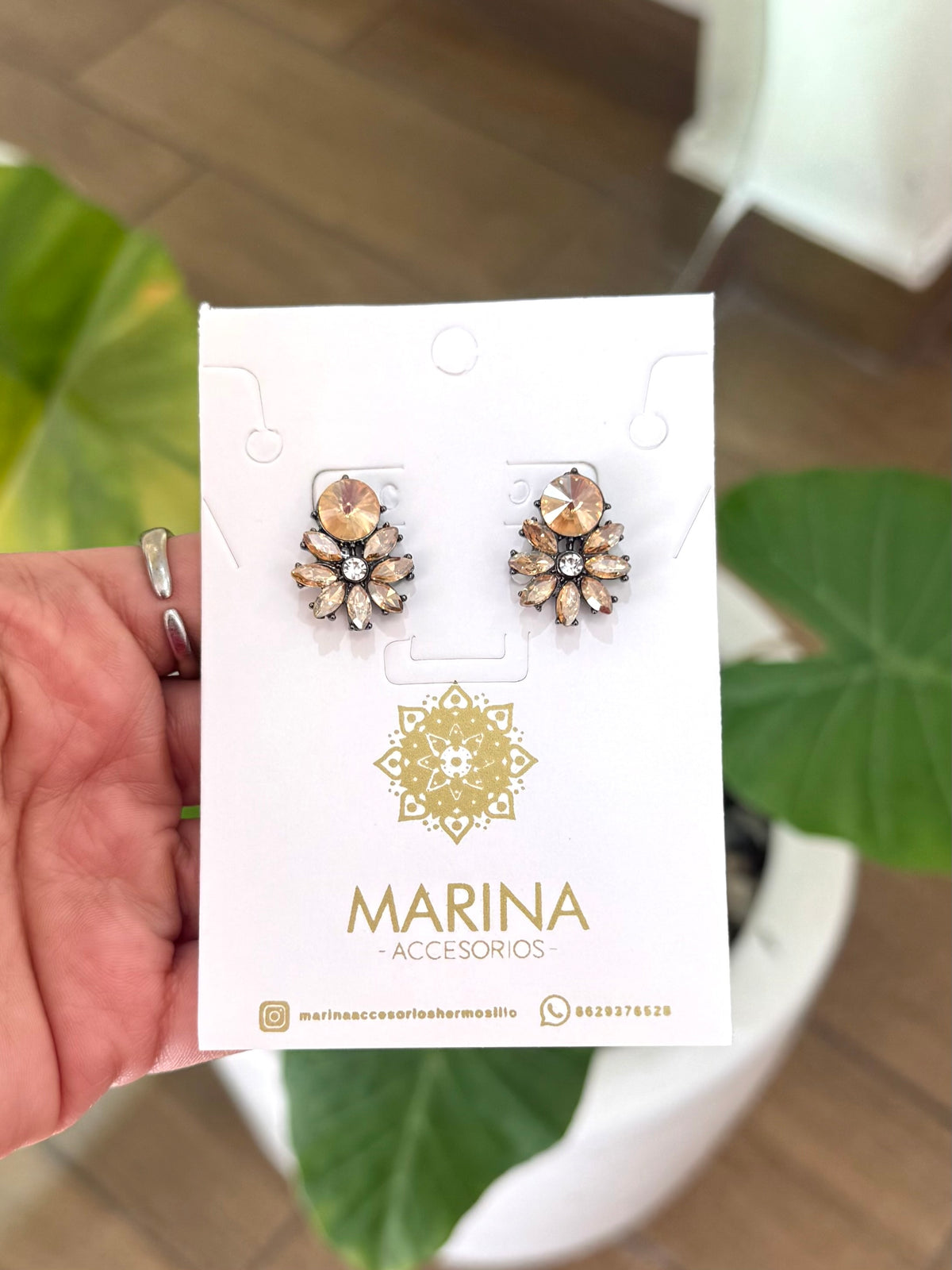 Aretes de pedrería dorados