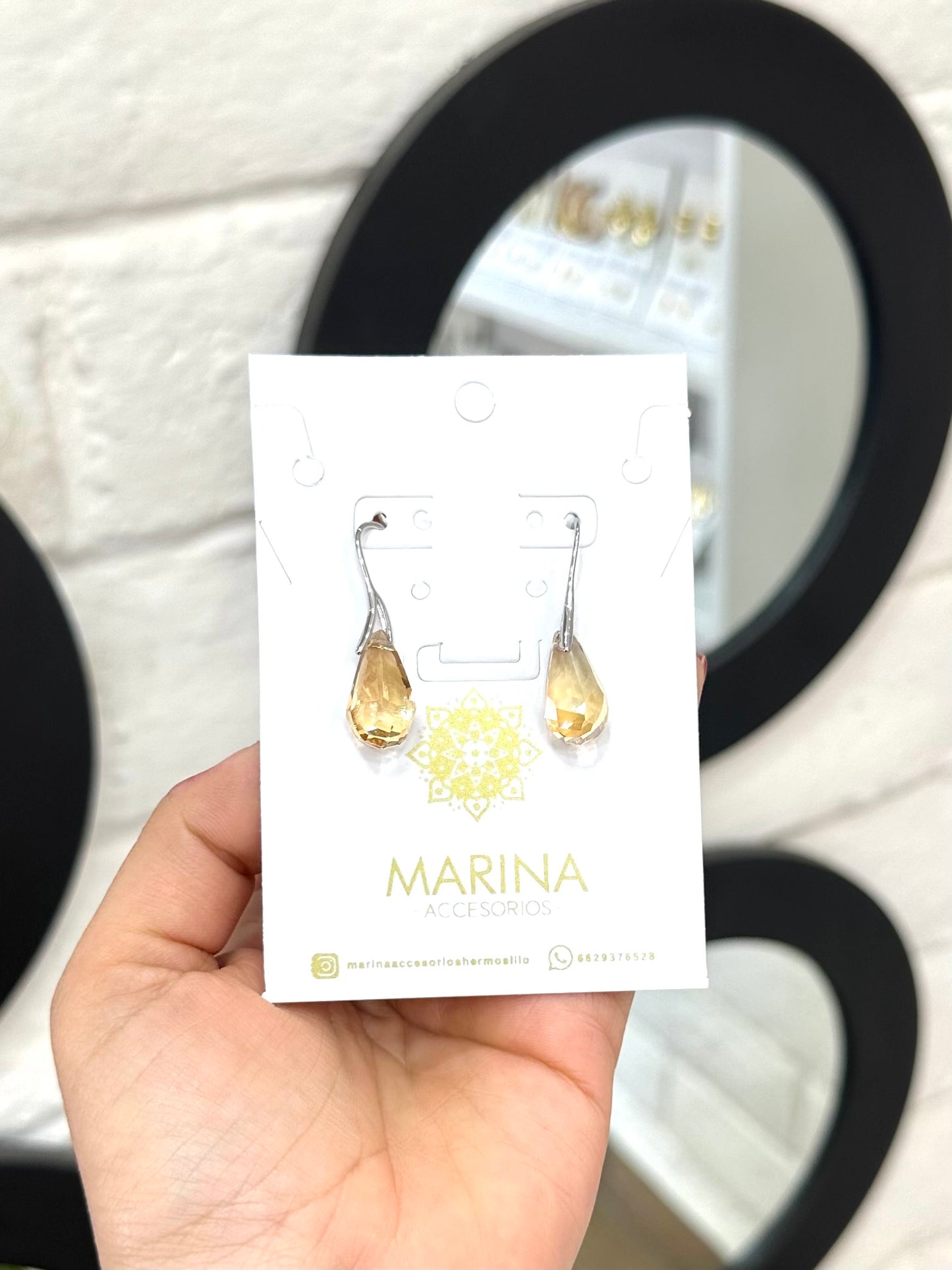 Aretes de pedrería dorados