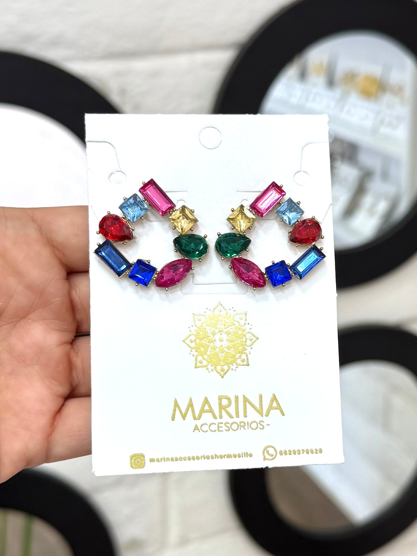 Aretes de pedrería multicolor