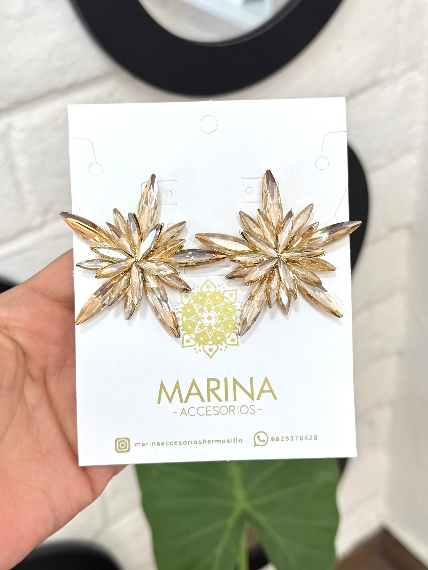 Aretes de pedrería dorada