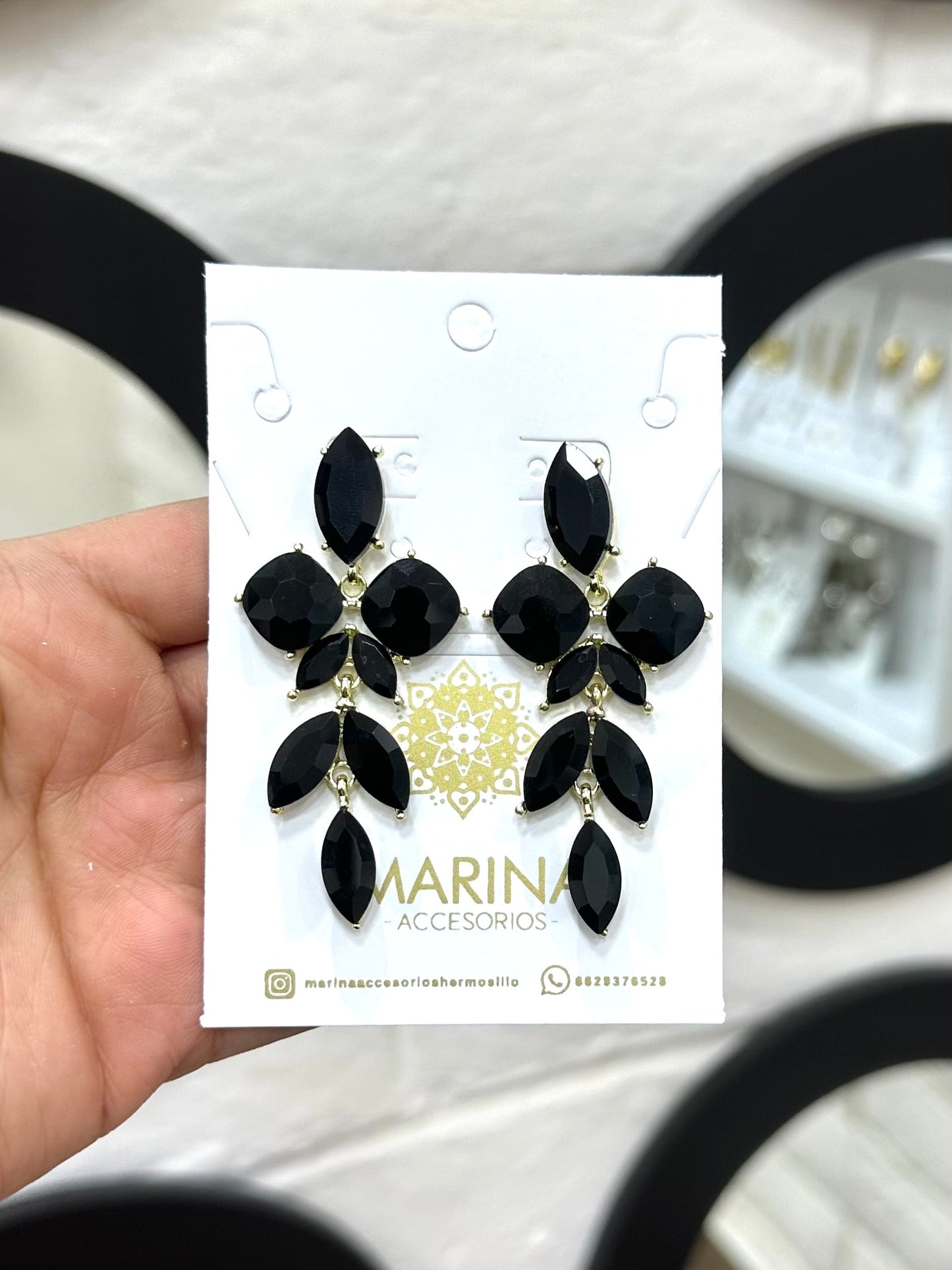 Aretes de pedrería negros