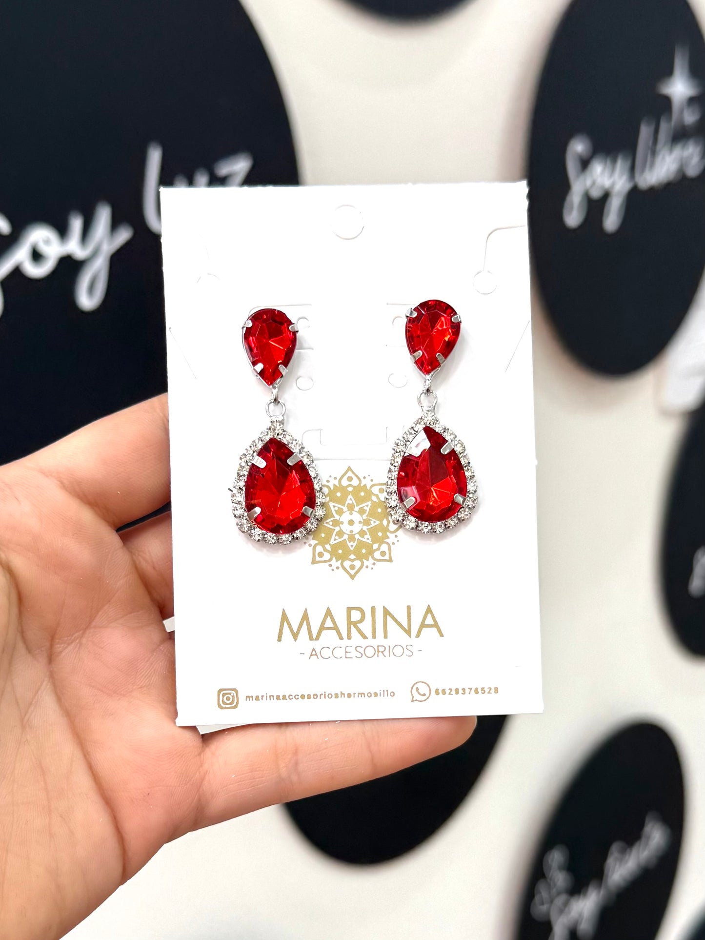 Aretes de pedrería rojo