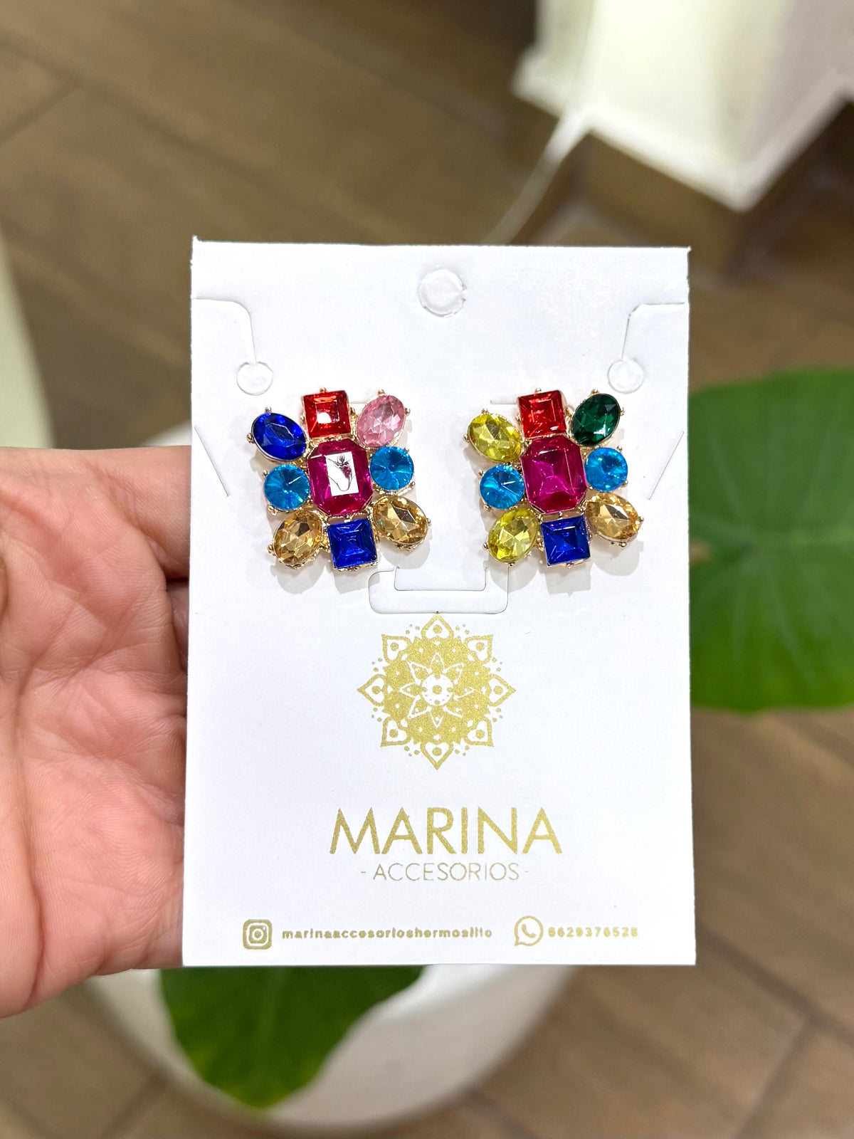 Aretes de pedrería multicolor