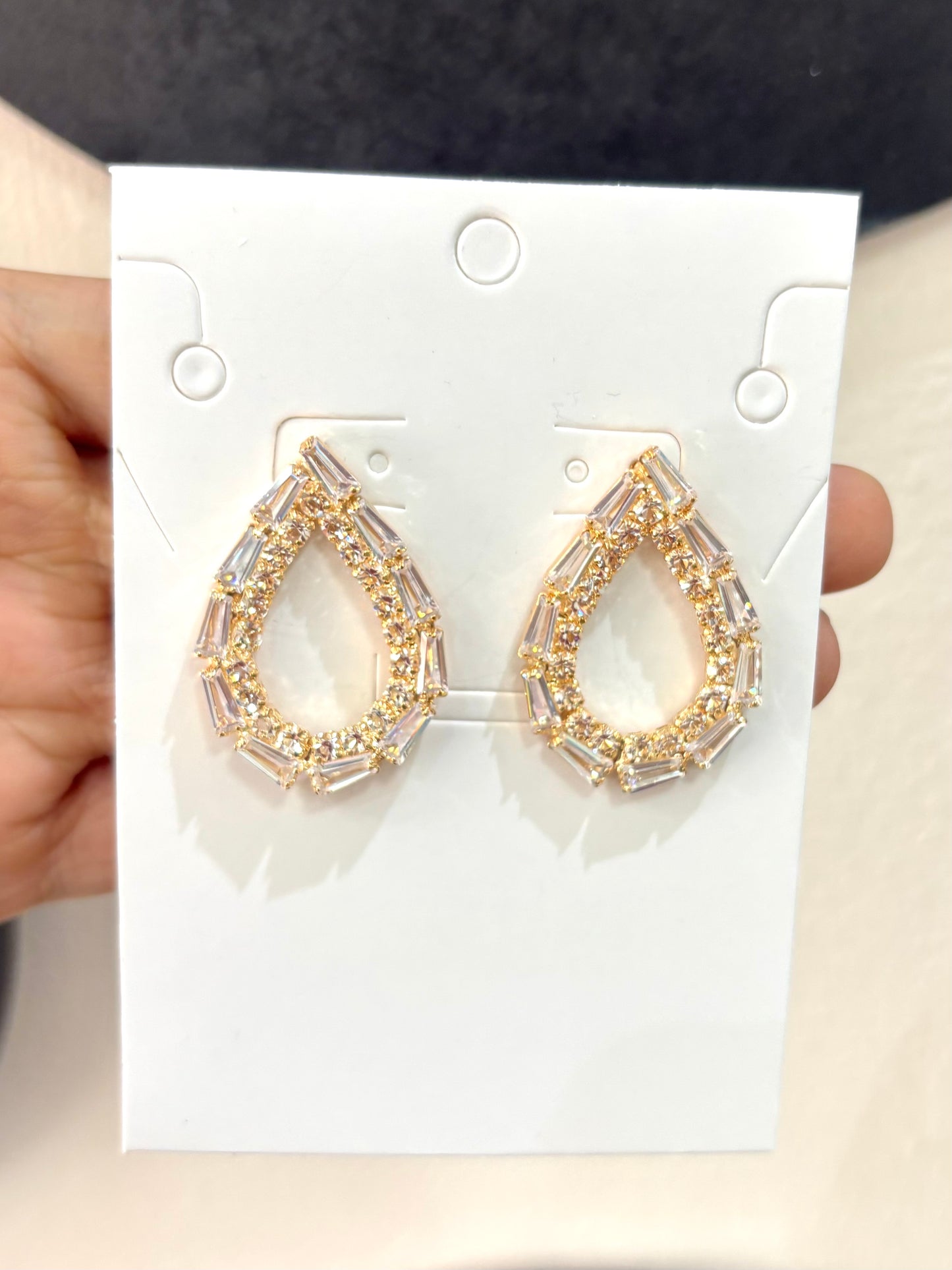Aretes de pedrería dorados