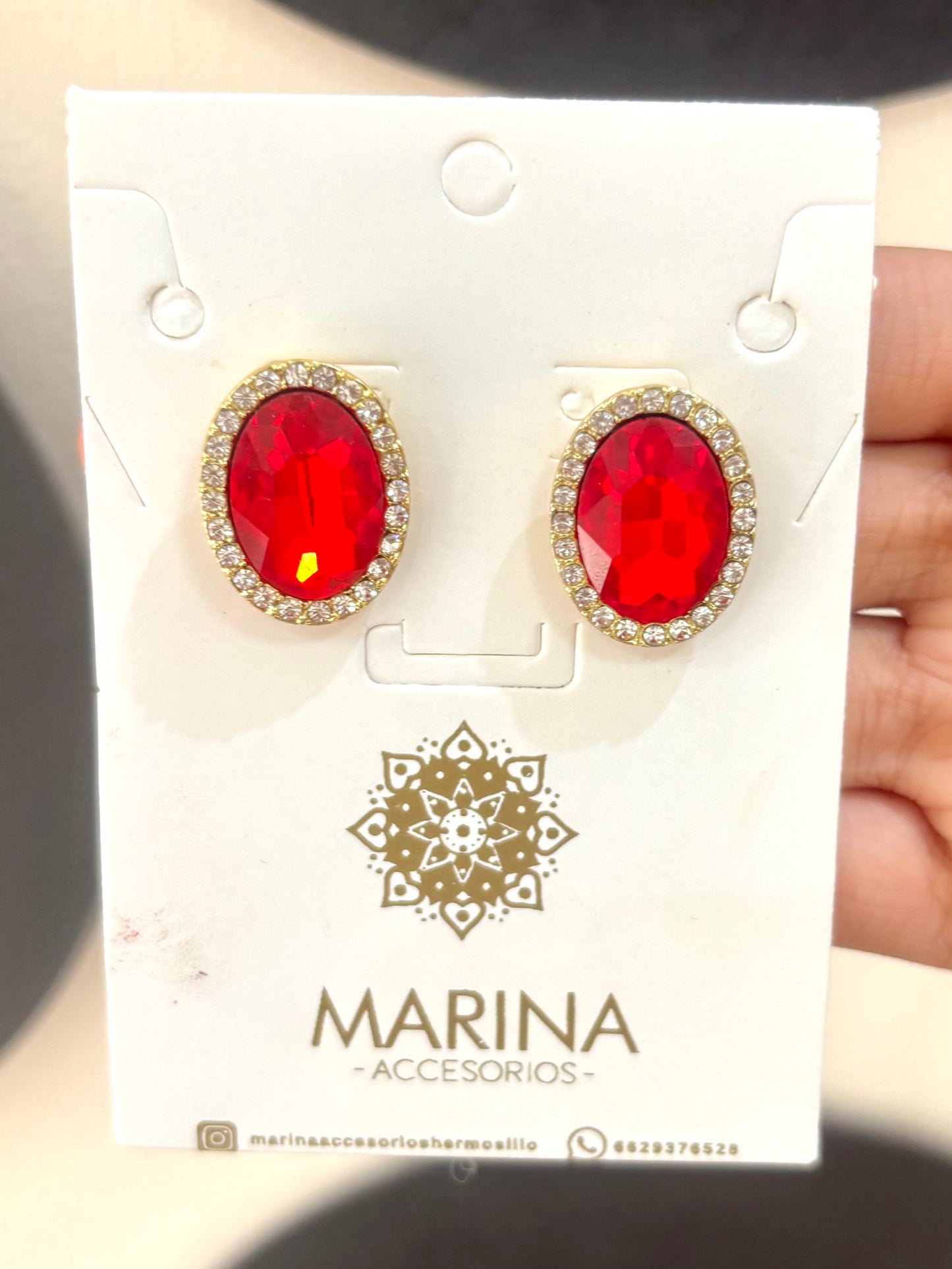 Aretes de pedrería rojos