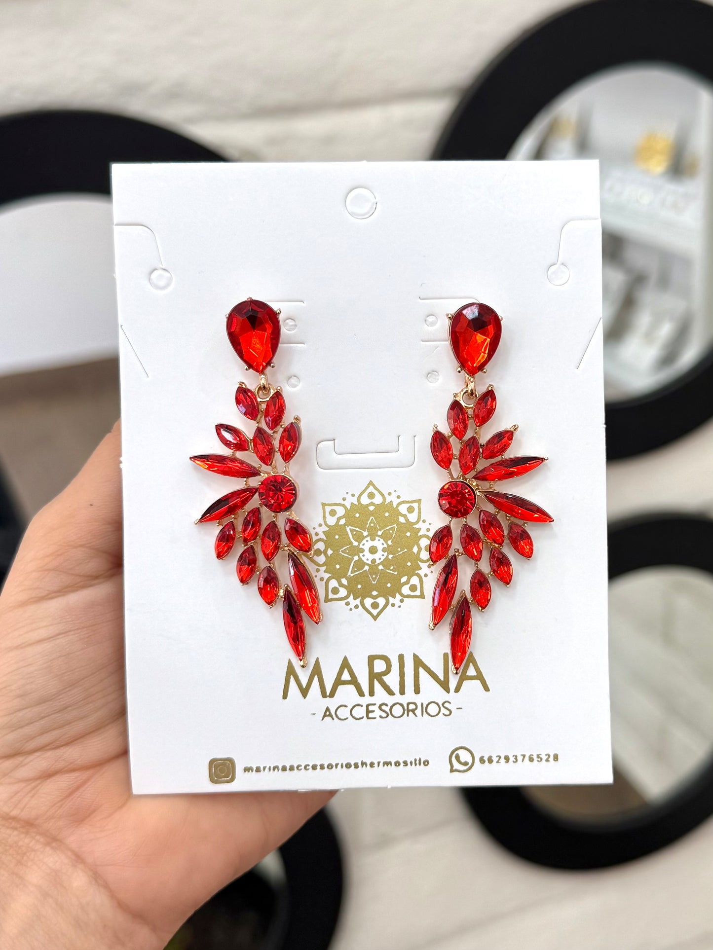 Aretes de pedrería rojo