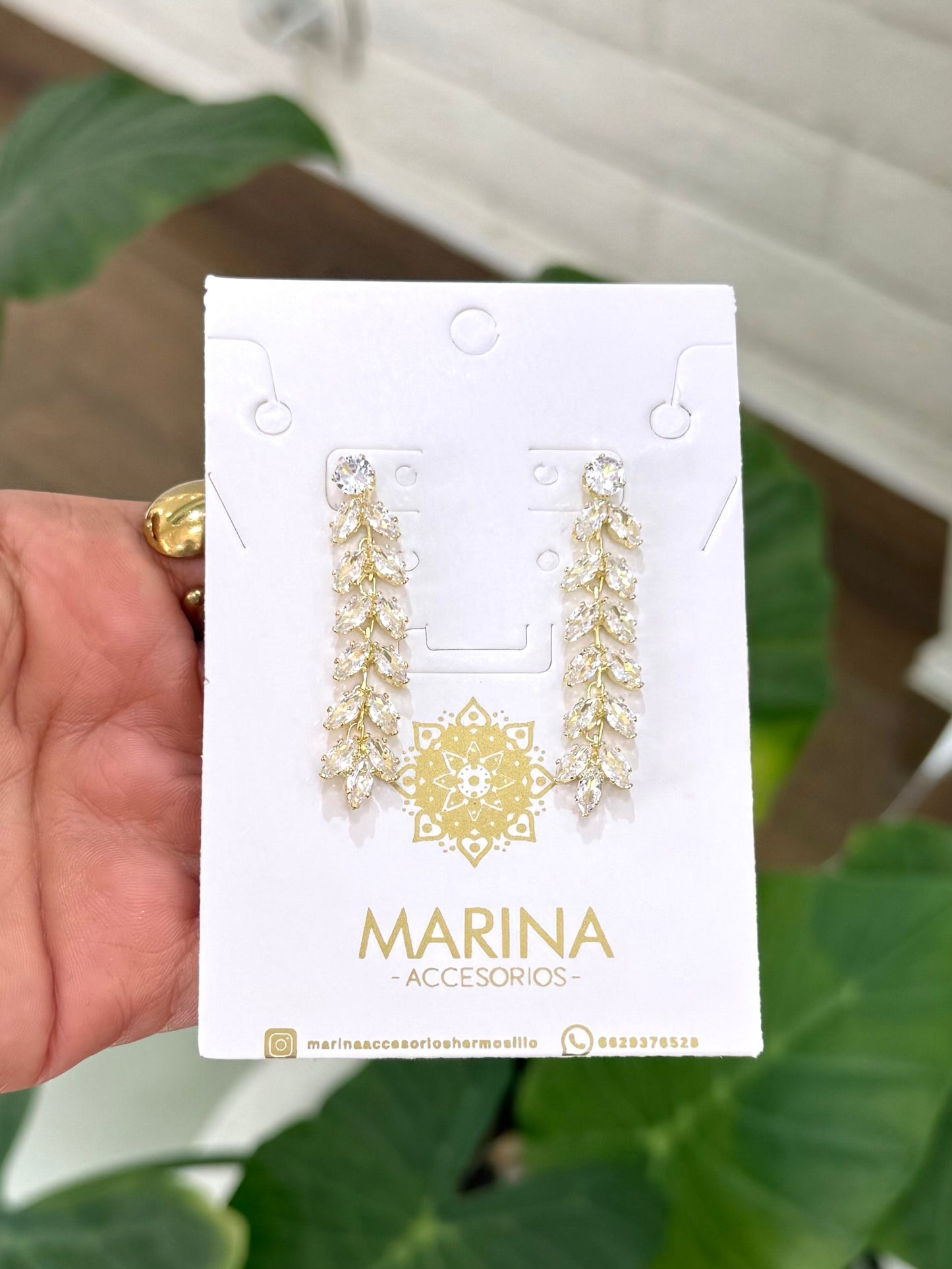 Aretes de pedrería dorados