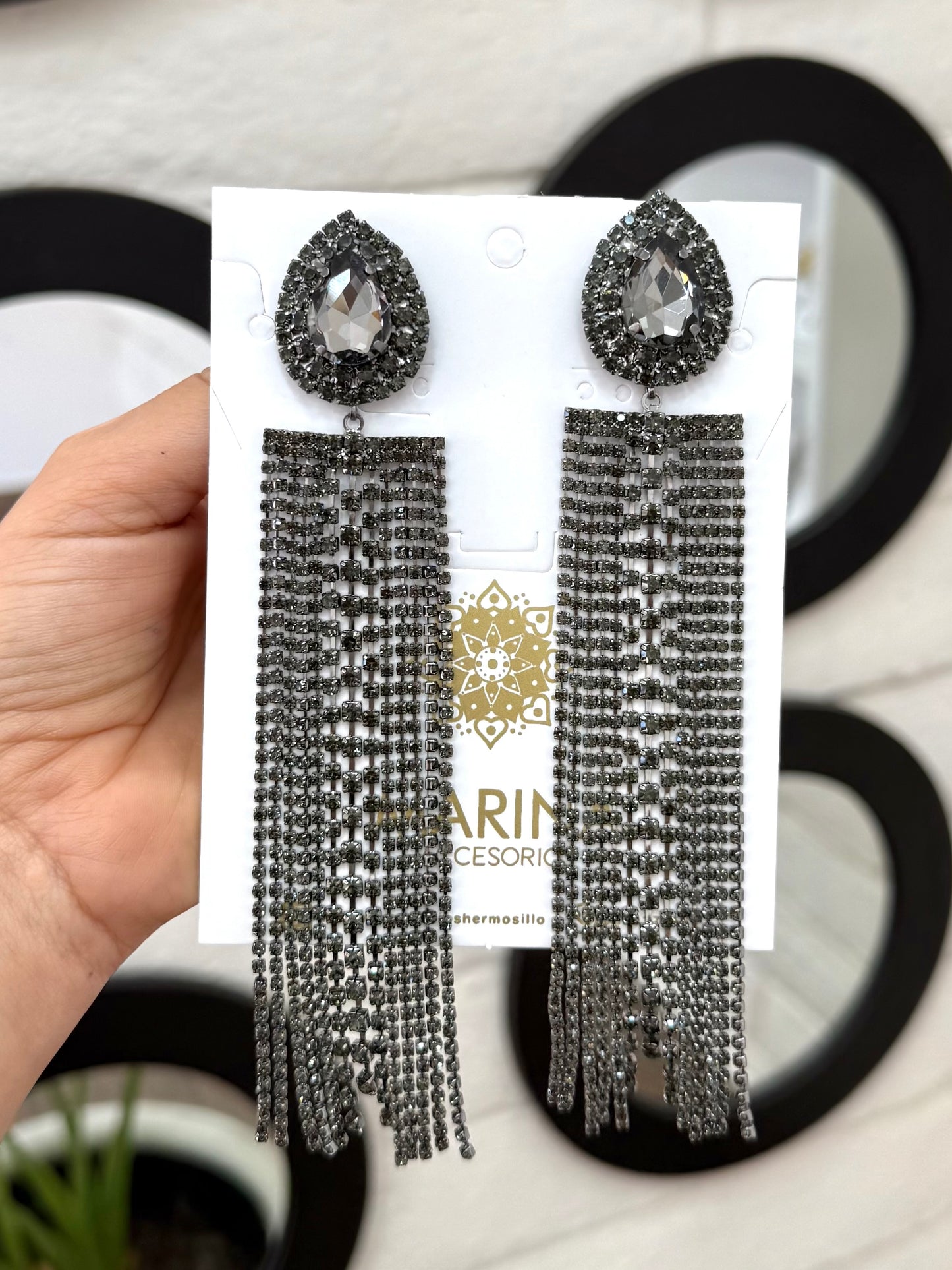 Aretes de pedrería negros