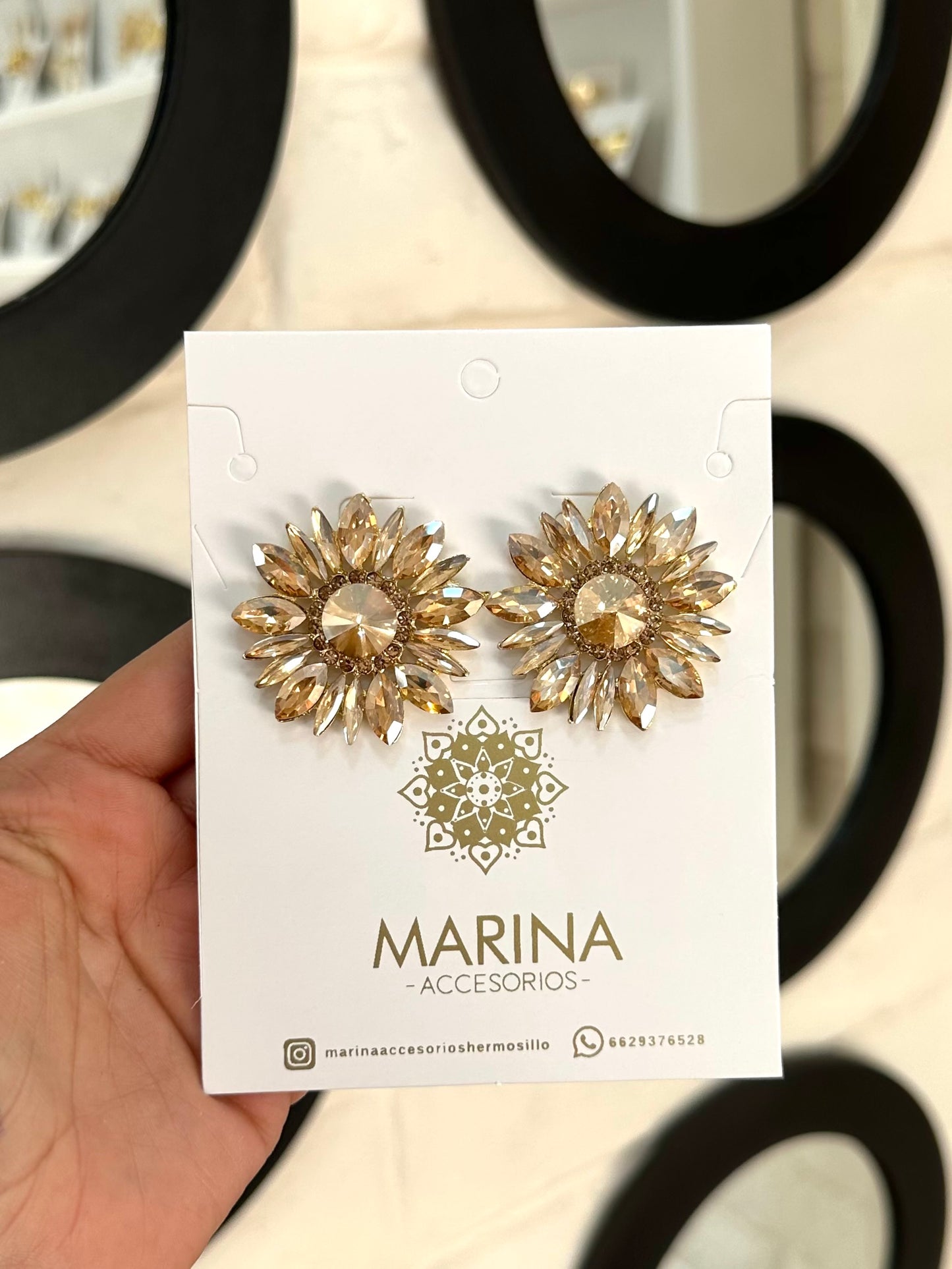 Aretes de pedrería dorados