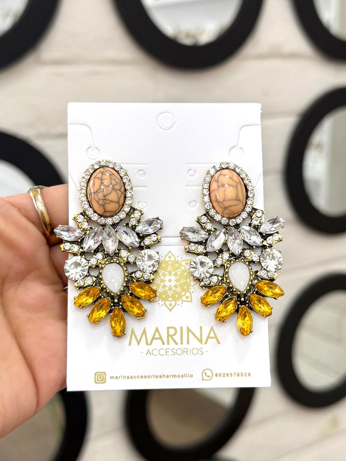 Aretes de pedrería multicolor