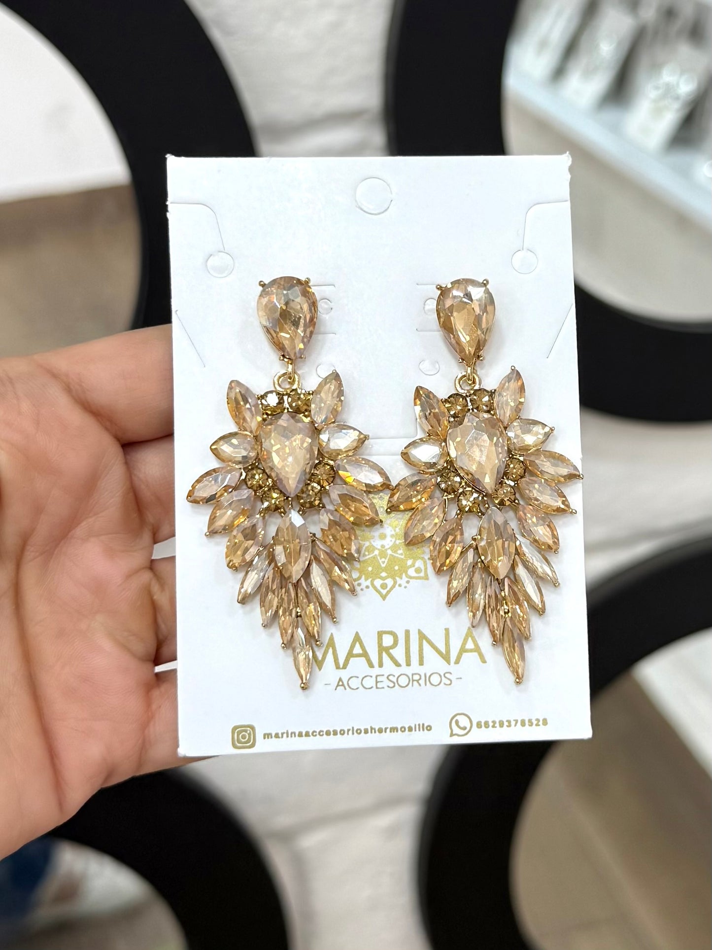 Aretes de pedrería dorados