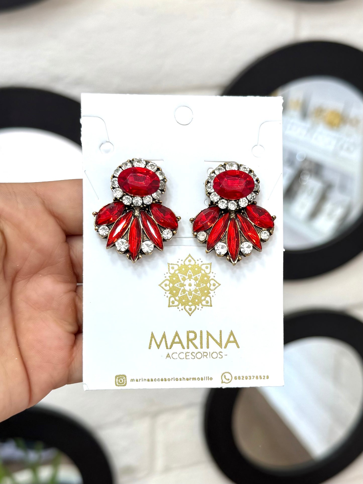 Aretes de pedrería rojo