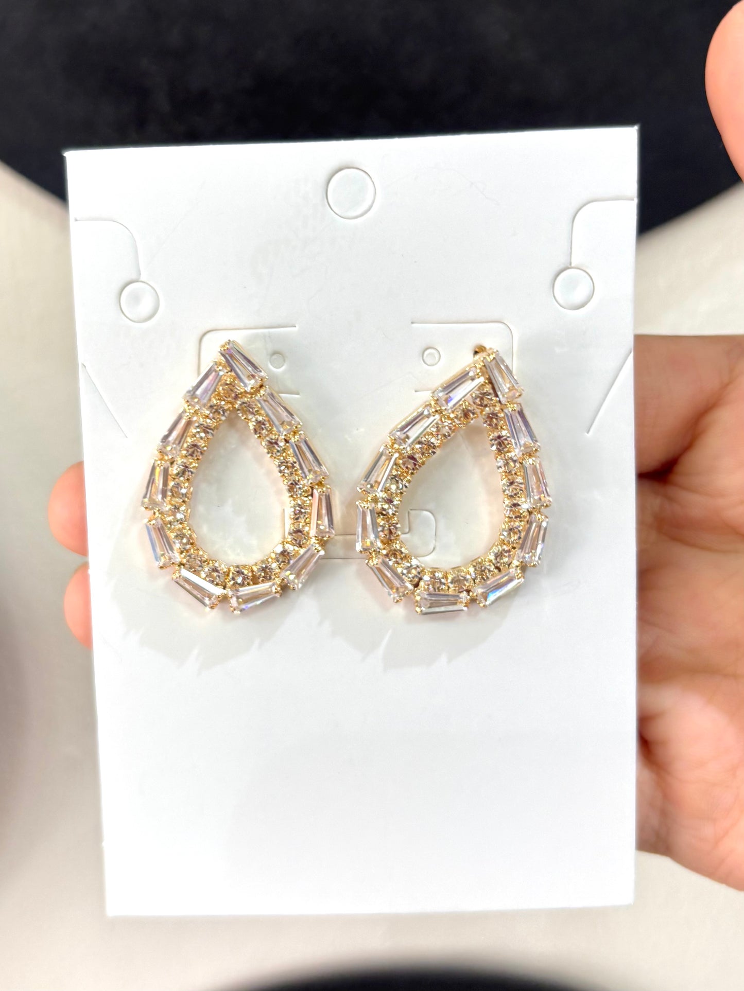 Aretes de pedrería dorados