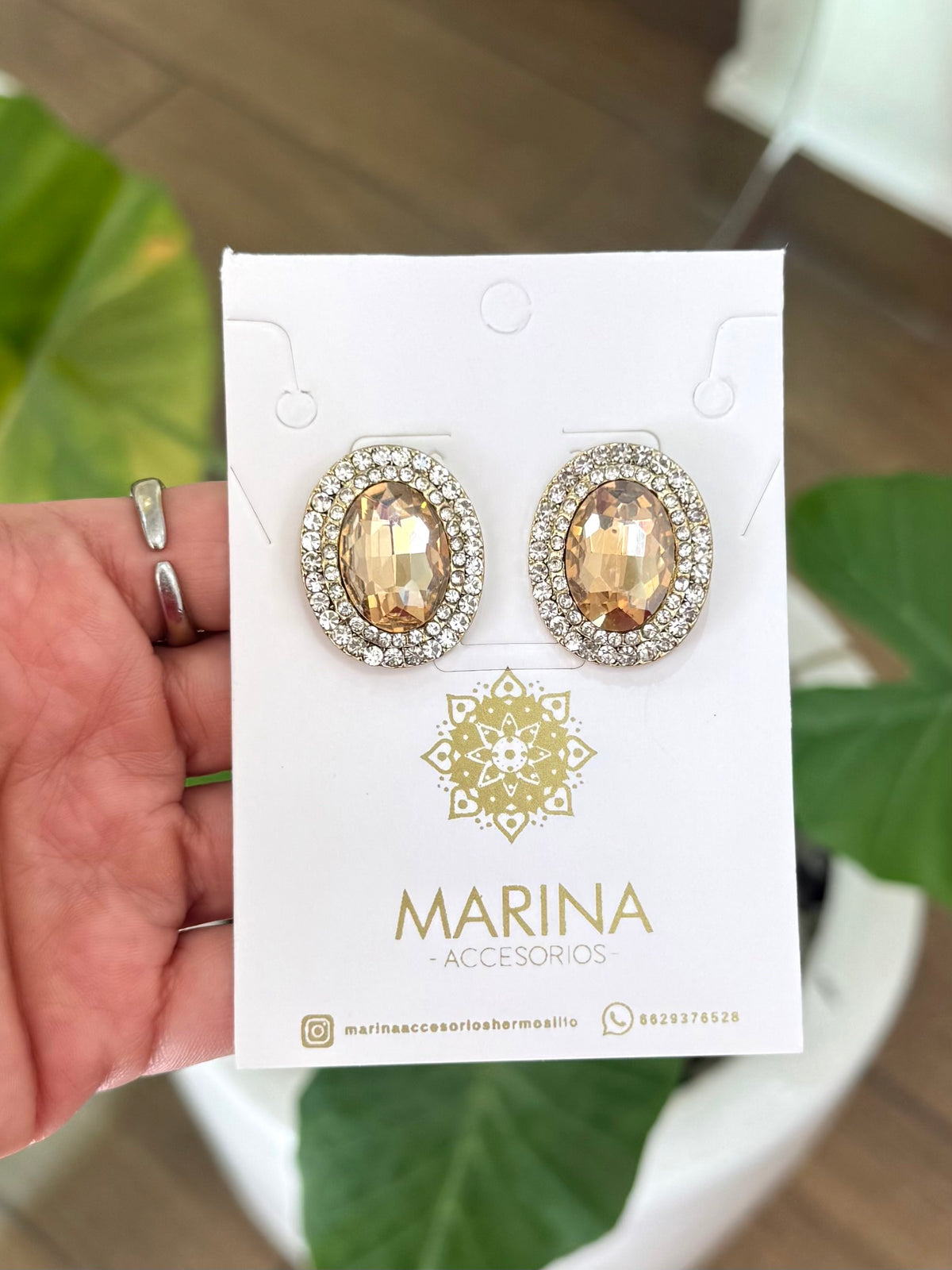 Aretes de pedrería dorados