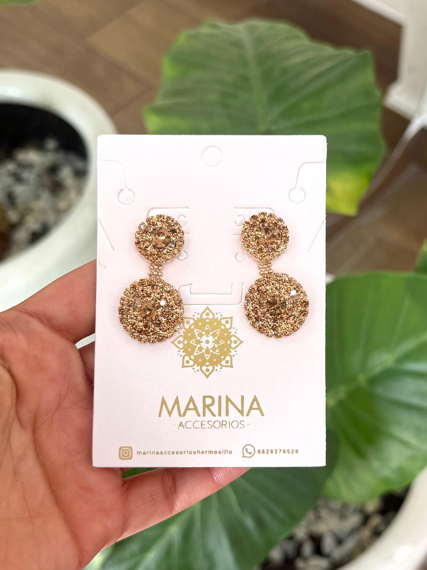 Aretes de pedrería dorados