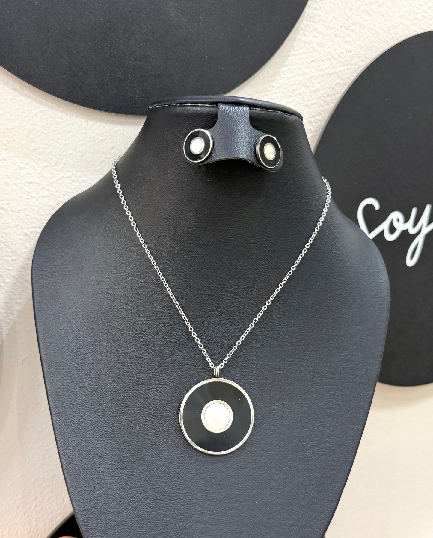 Collar plata circulo negro