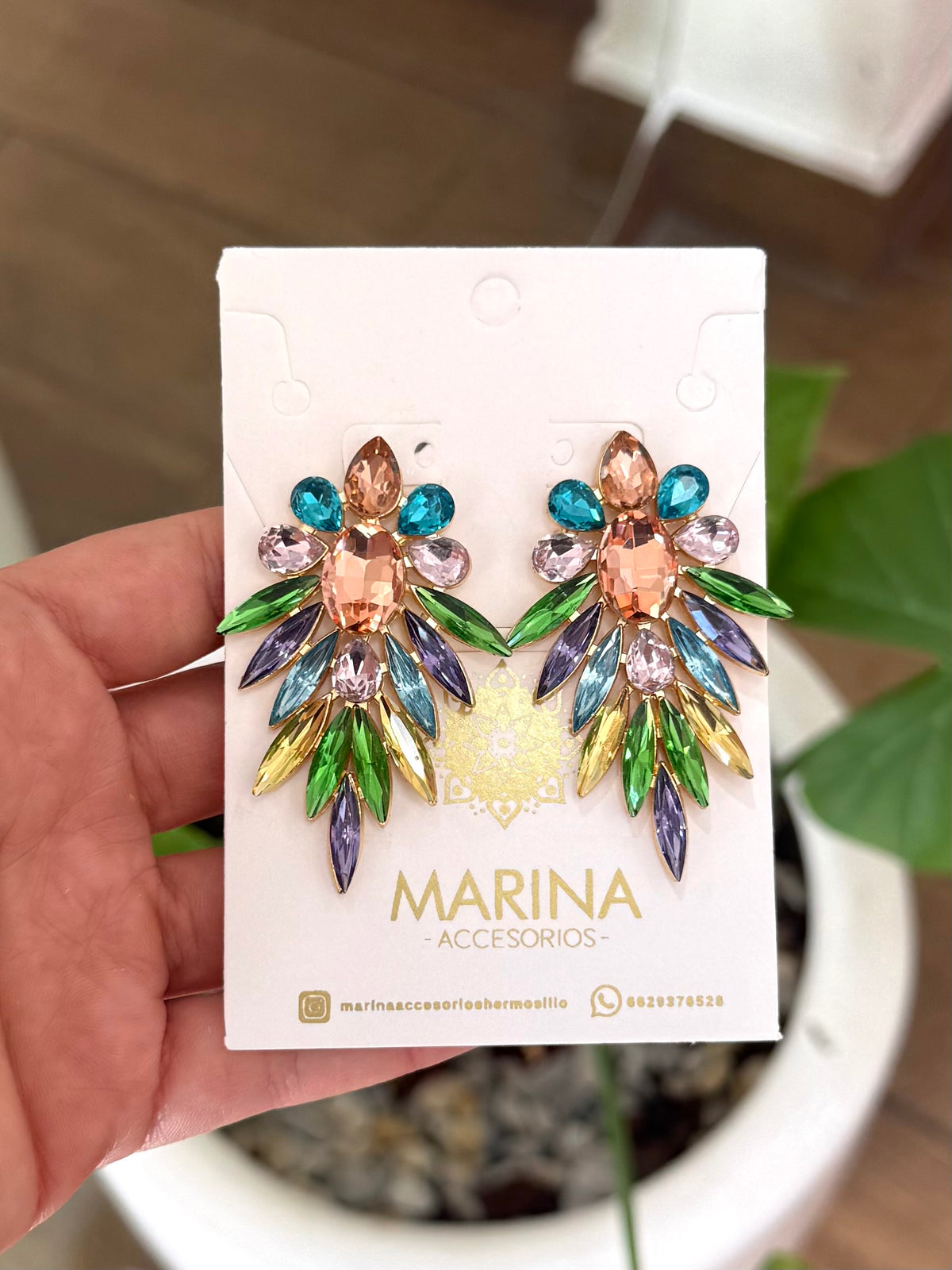 Aretes de pedrería multicolor