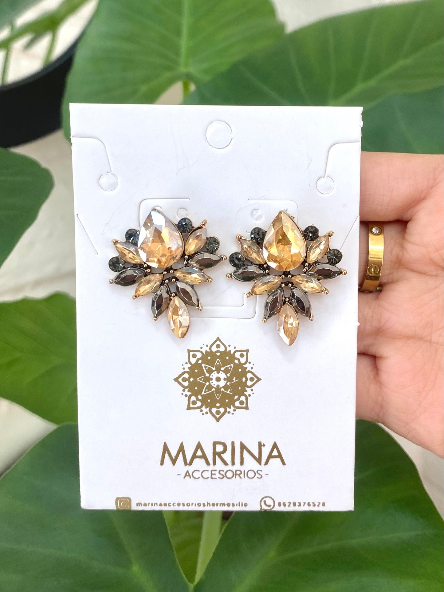 Aretes de pedrería dorados
