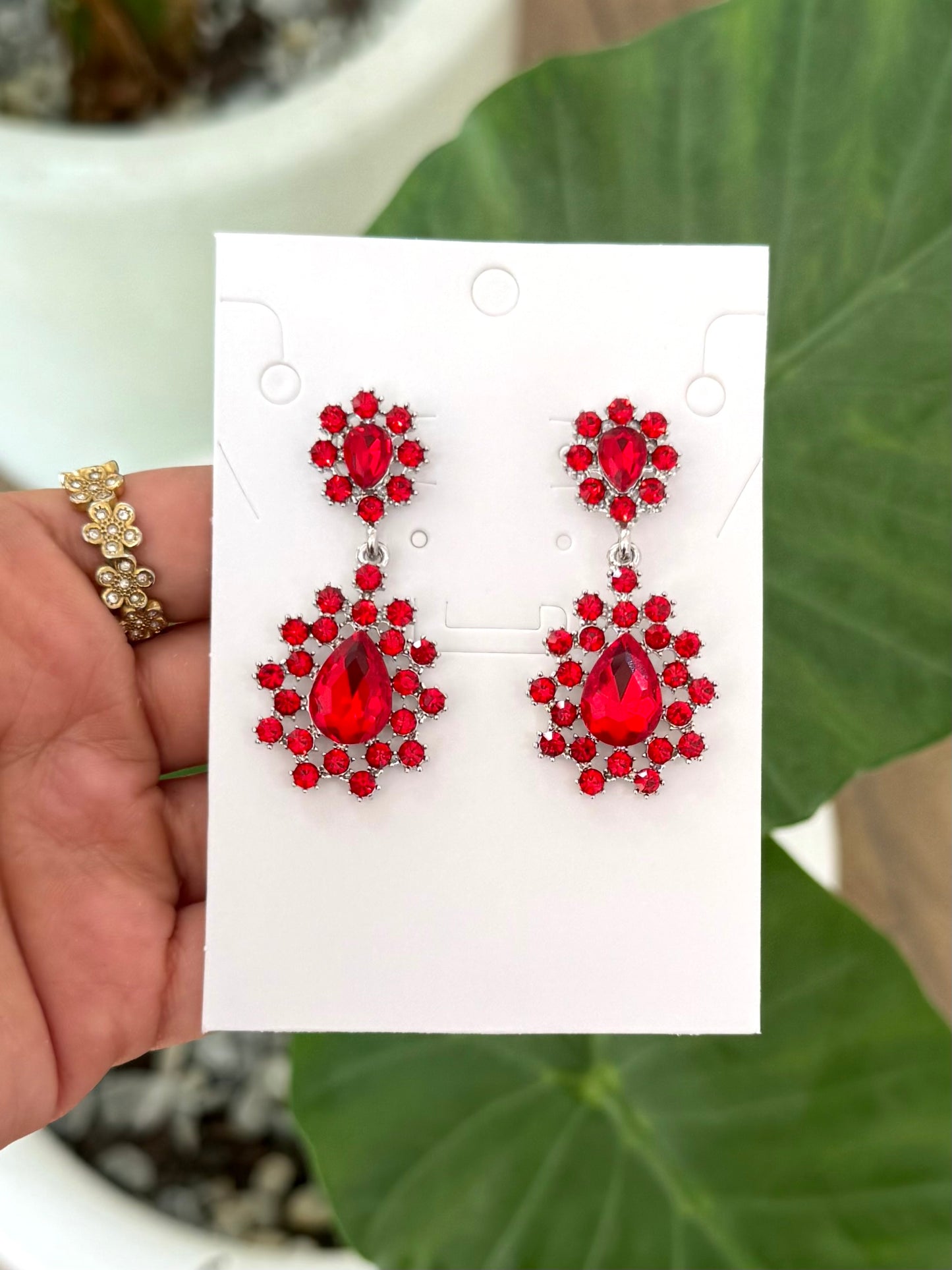 Aretes de pedrería rojos
