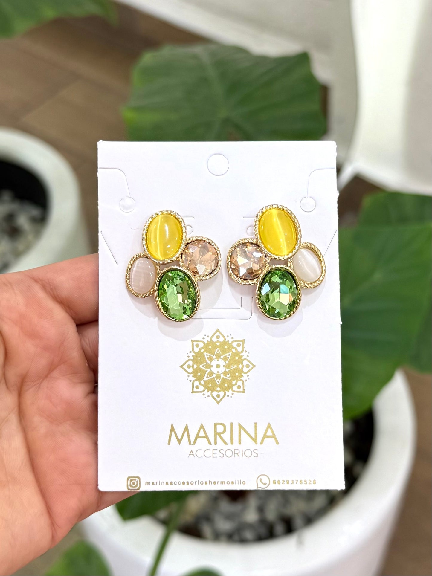 Aretes de pedrería multicolor