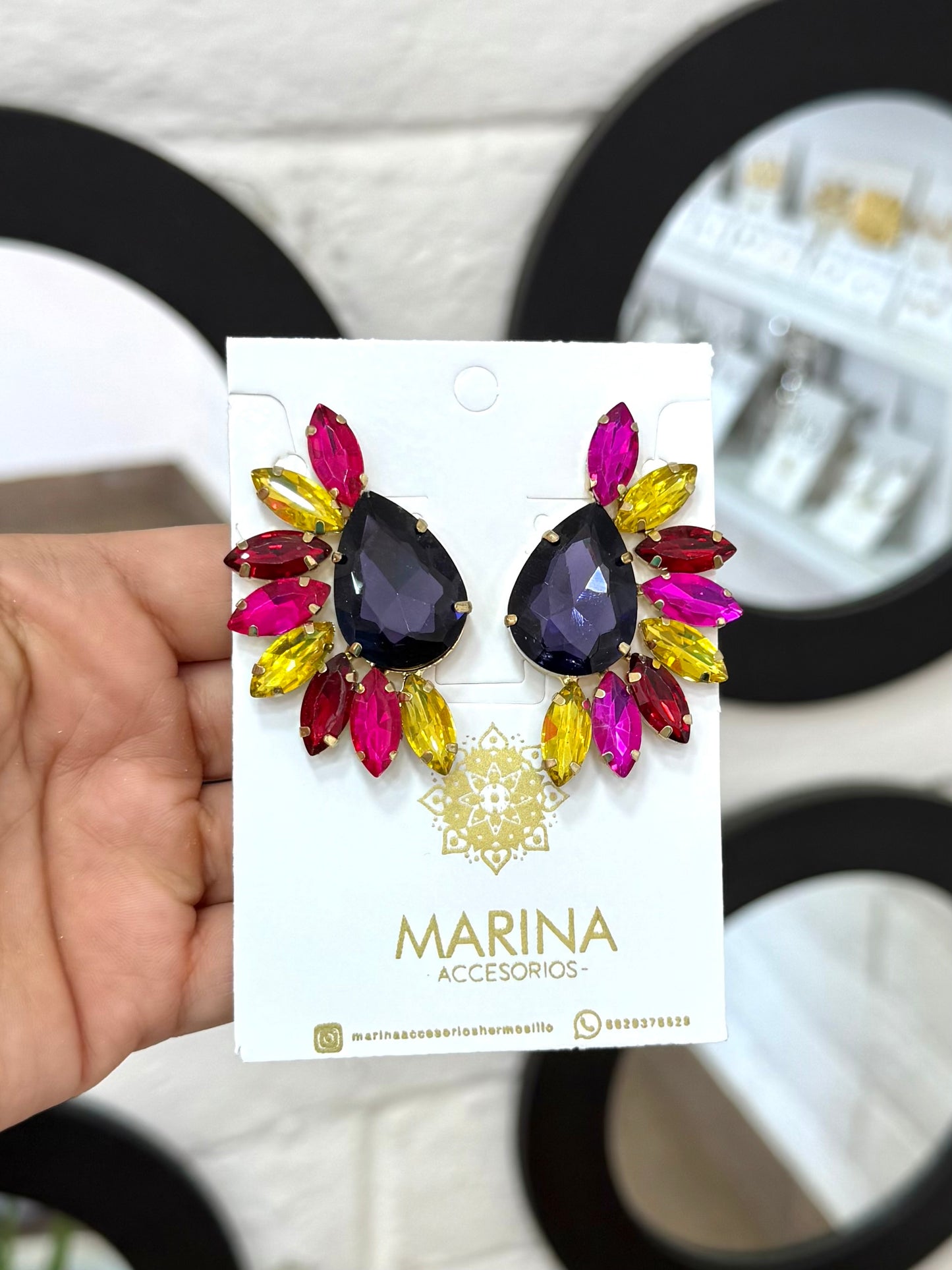 Aretes de pedrería multicolor