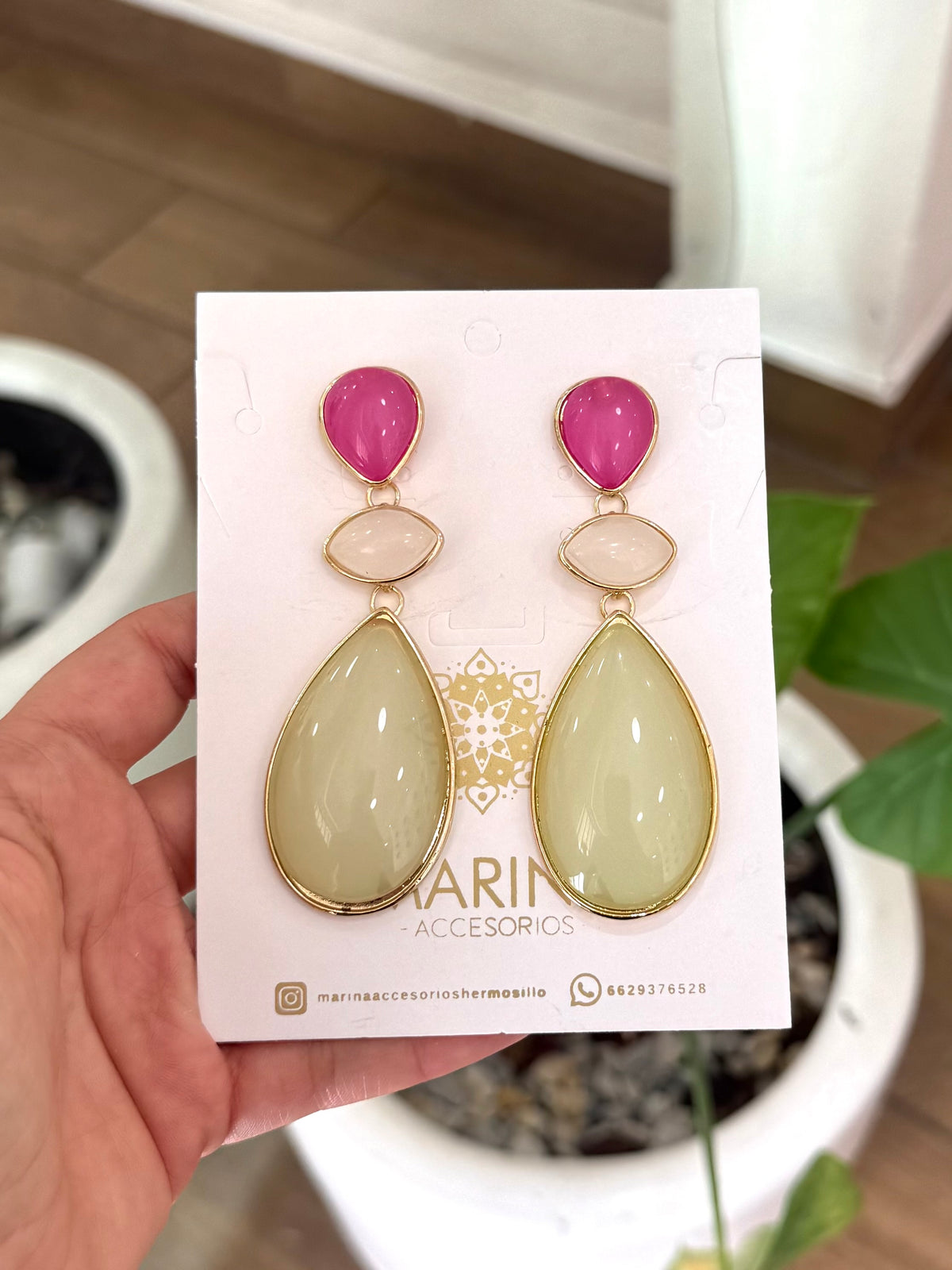Aretes de pedrería multicolor