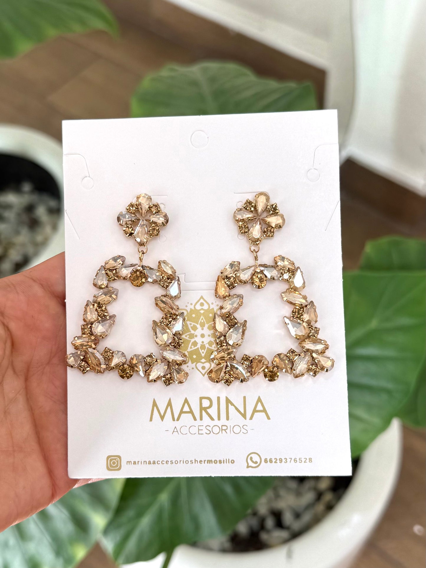 Aretes de pedrería dorados
