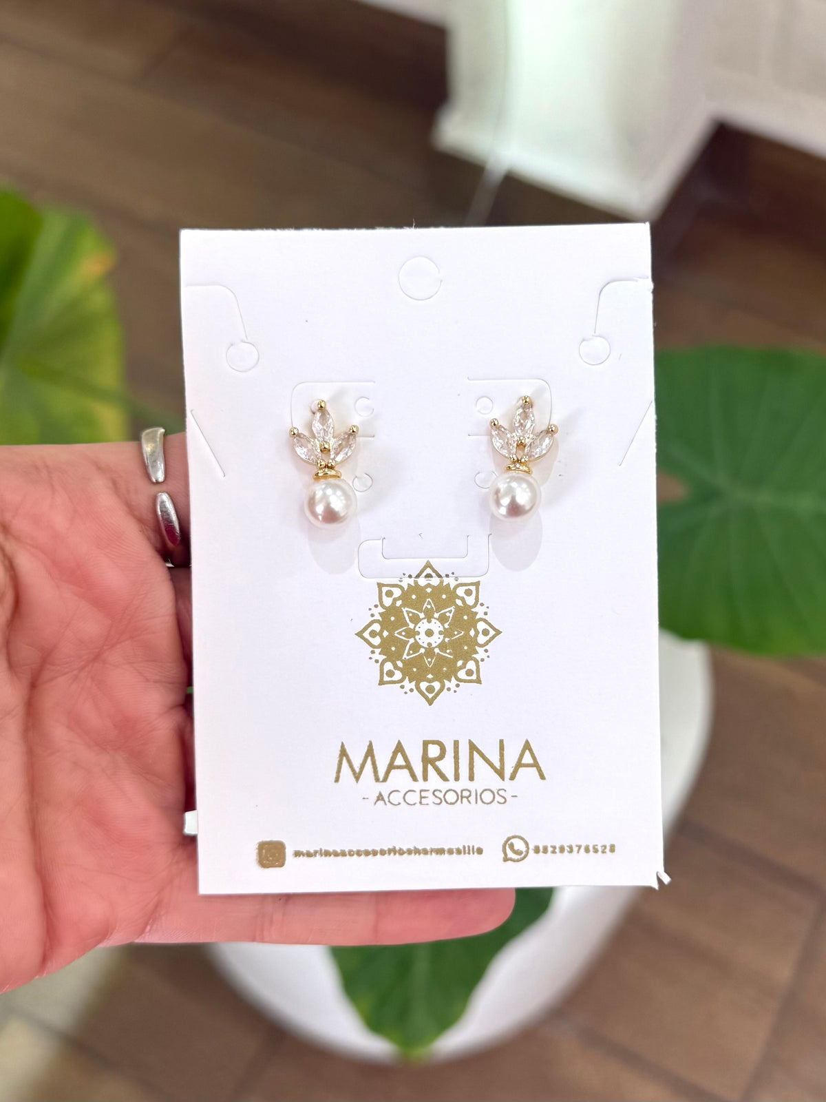 Aretes de pedrería dorados