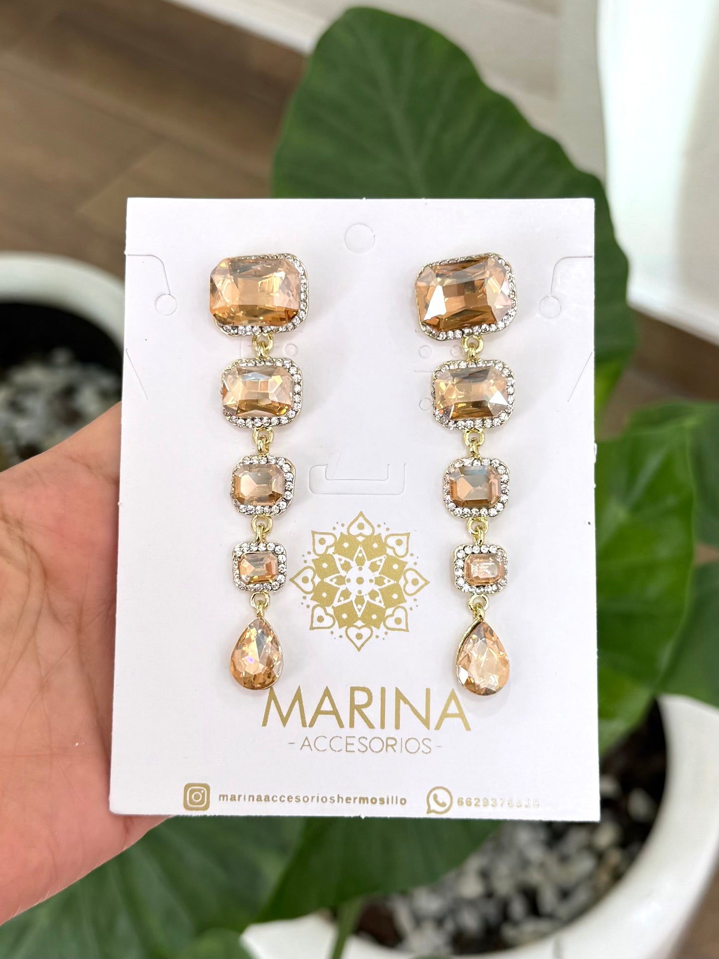 Aretes de pedrería dorados