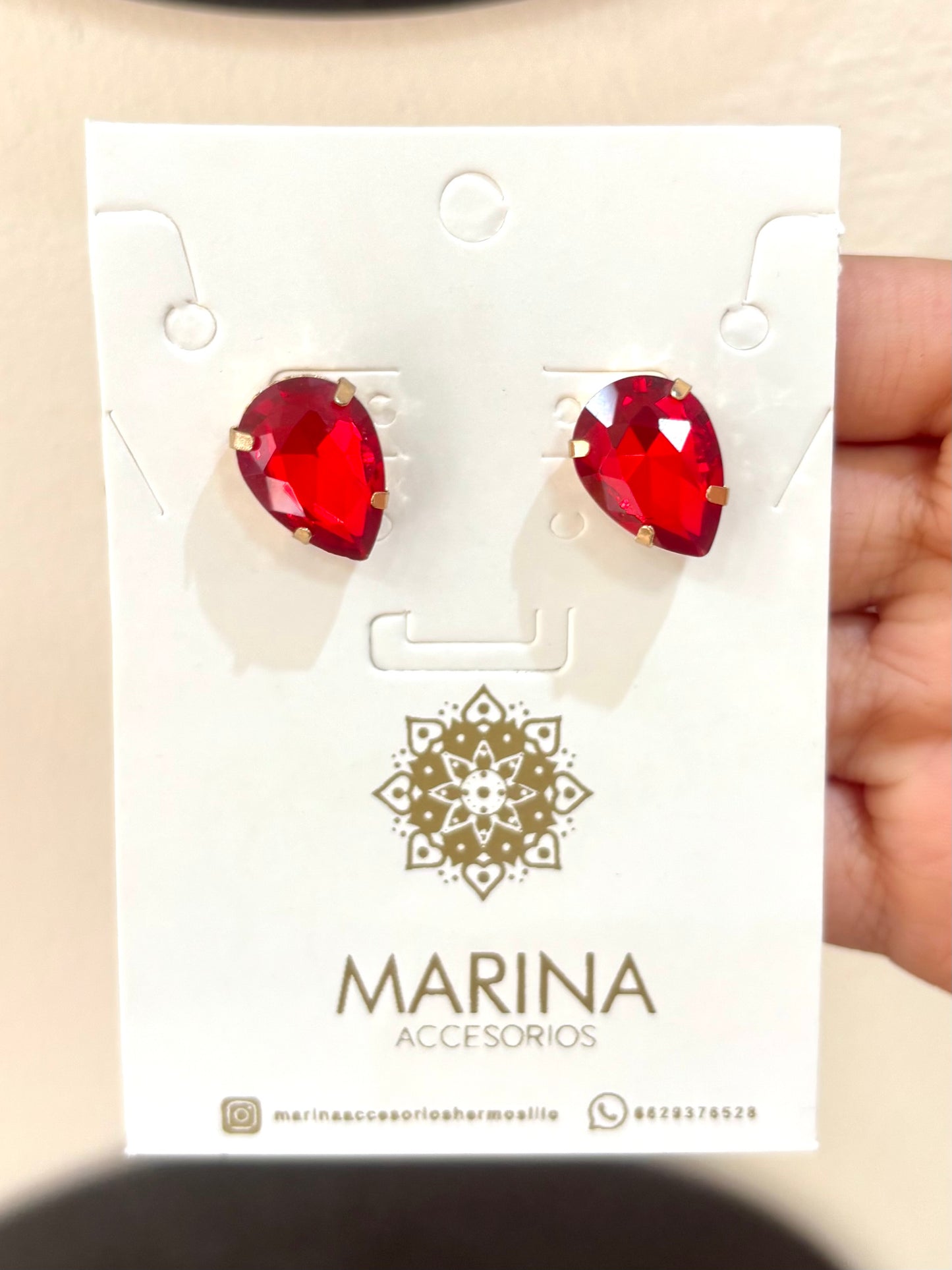 Aretes de pedrería rojos