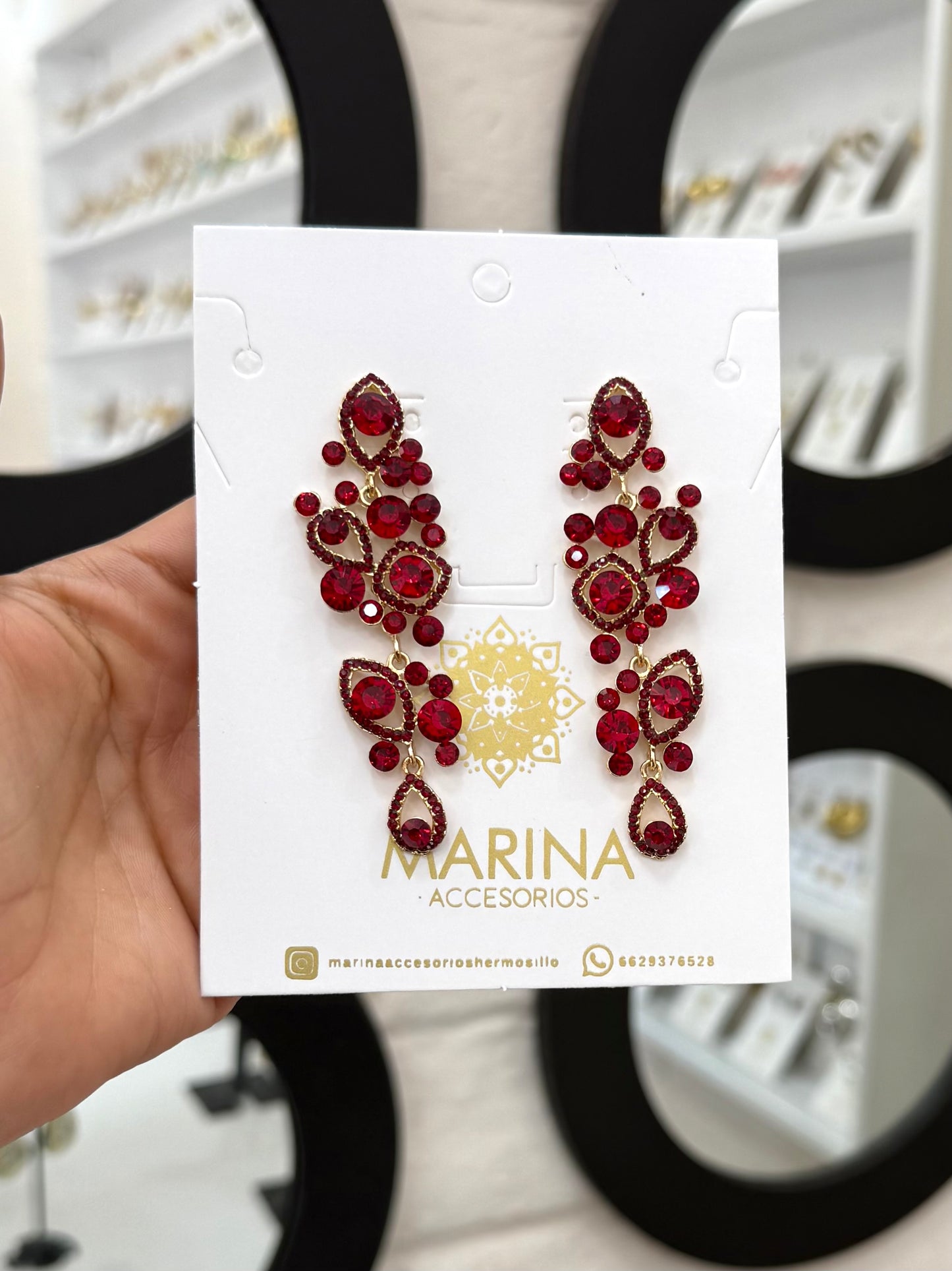 Aretes de pedrería rojos
