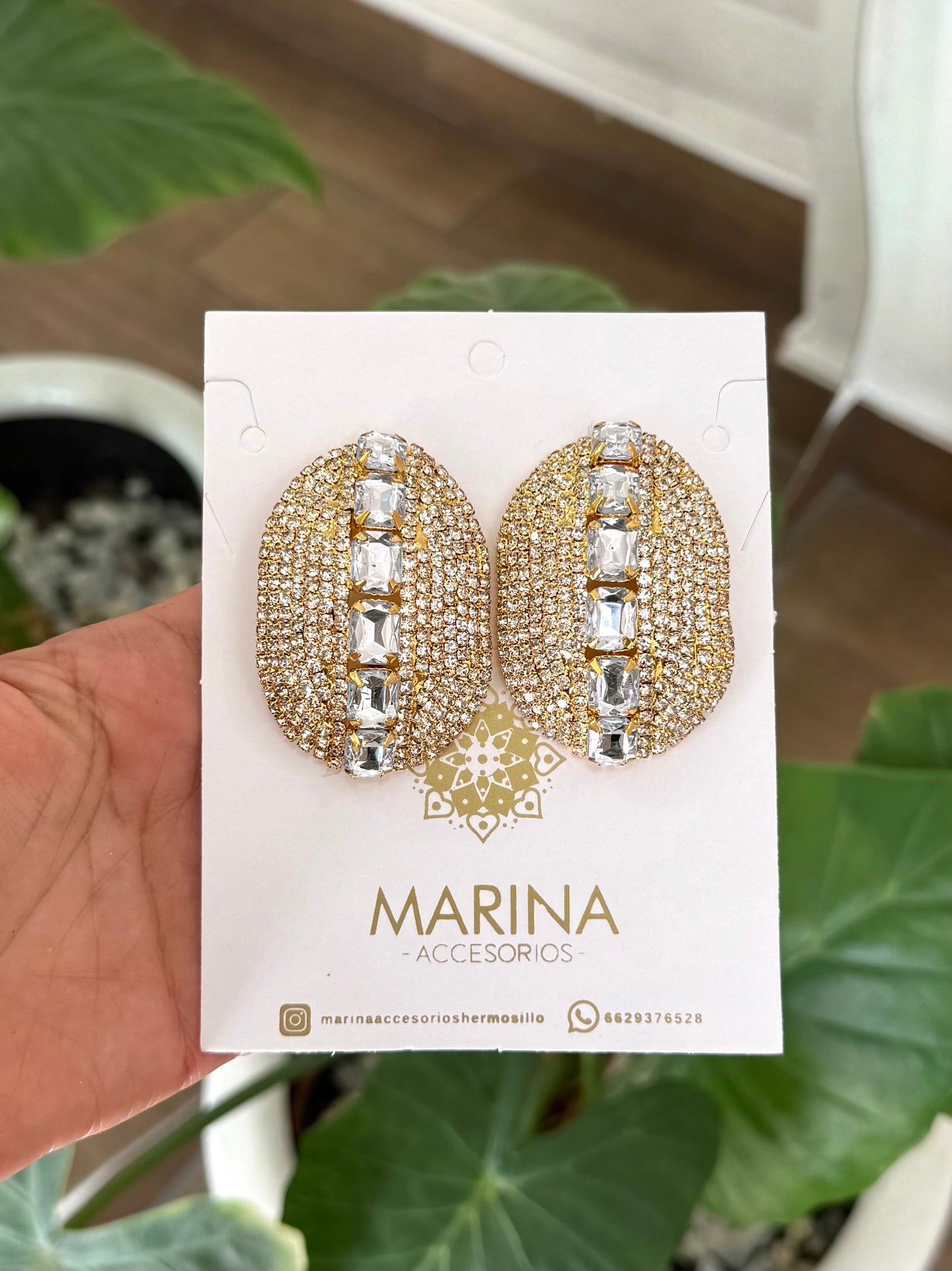 Aretes de pedrería dorados