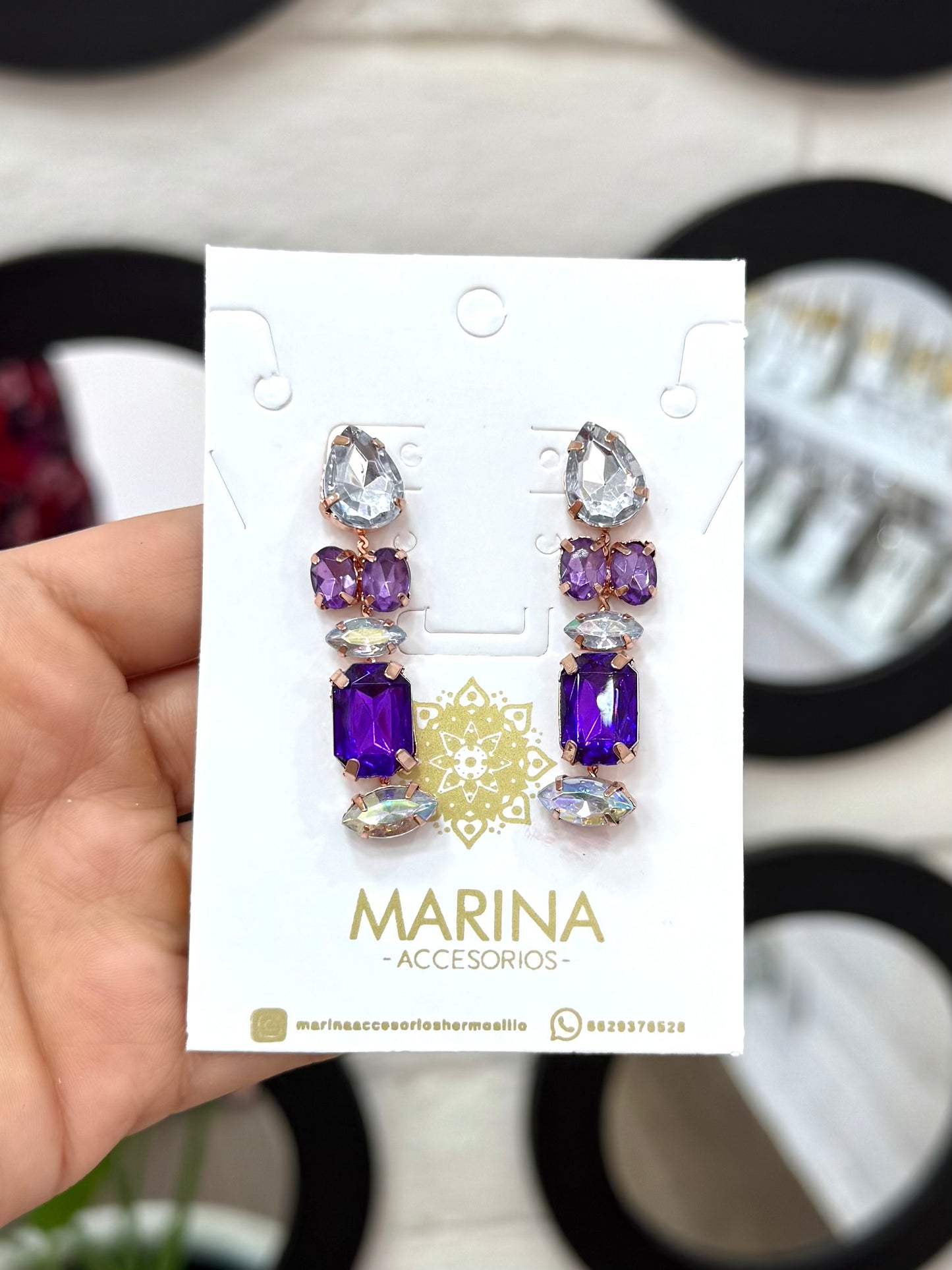 Aretes de pedrería morado
