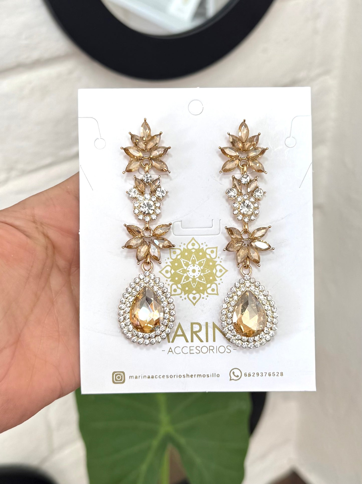 Aretes de pedrería dorados