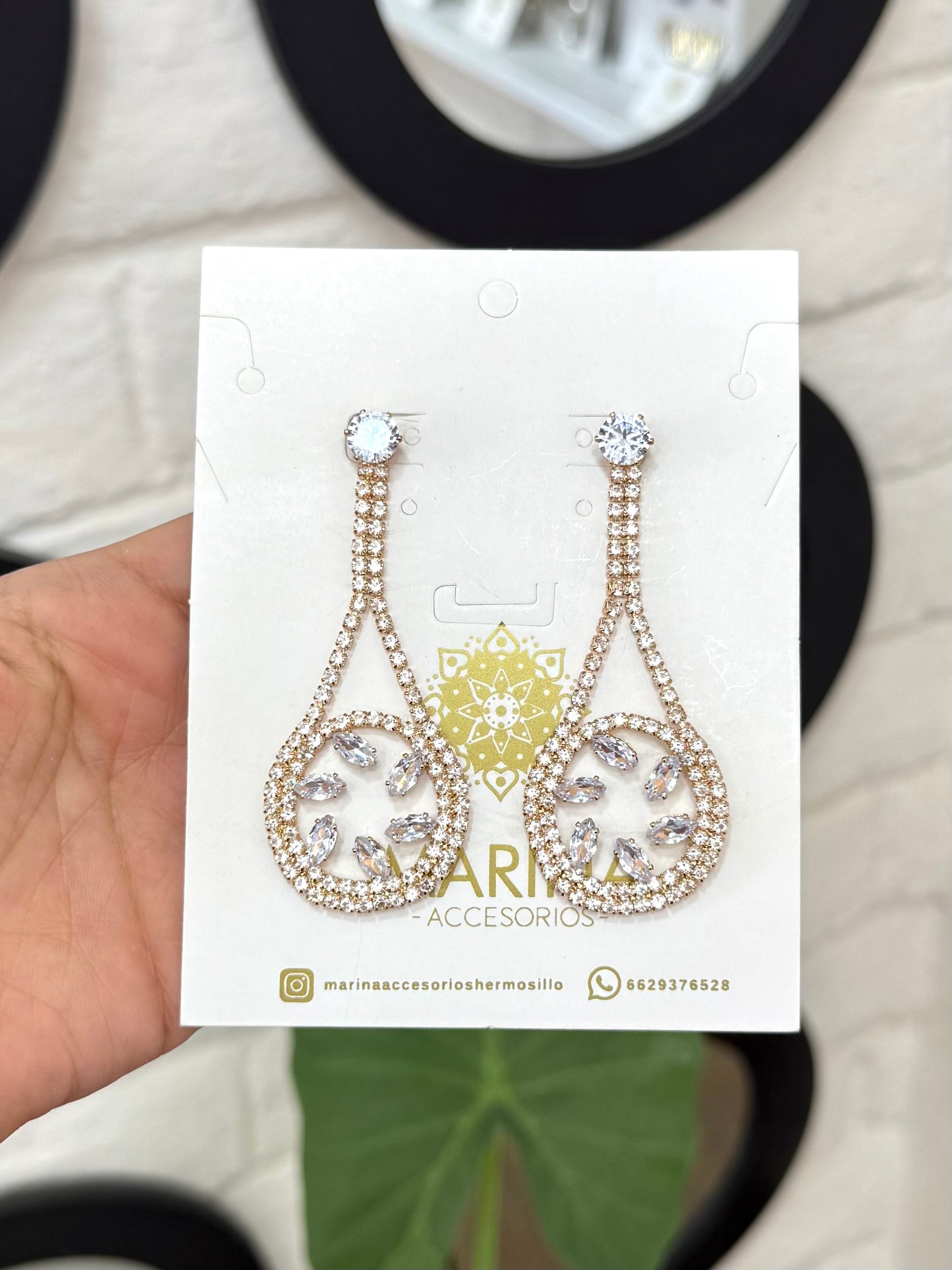 Aretes de pedrería dorados