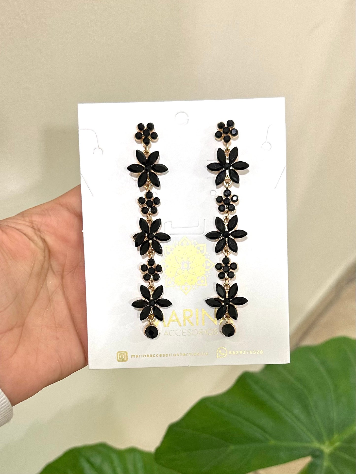 Aretes de pedrería negros