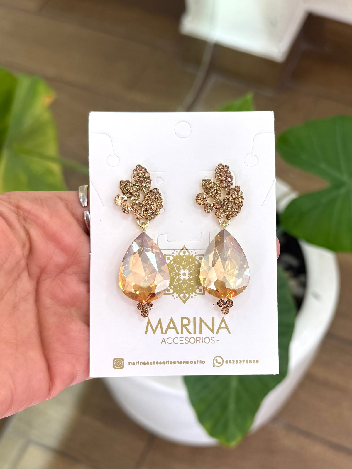Aretes de pedrería dorados