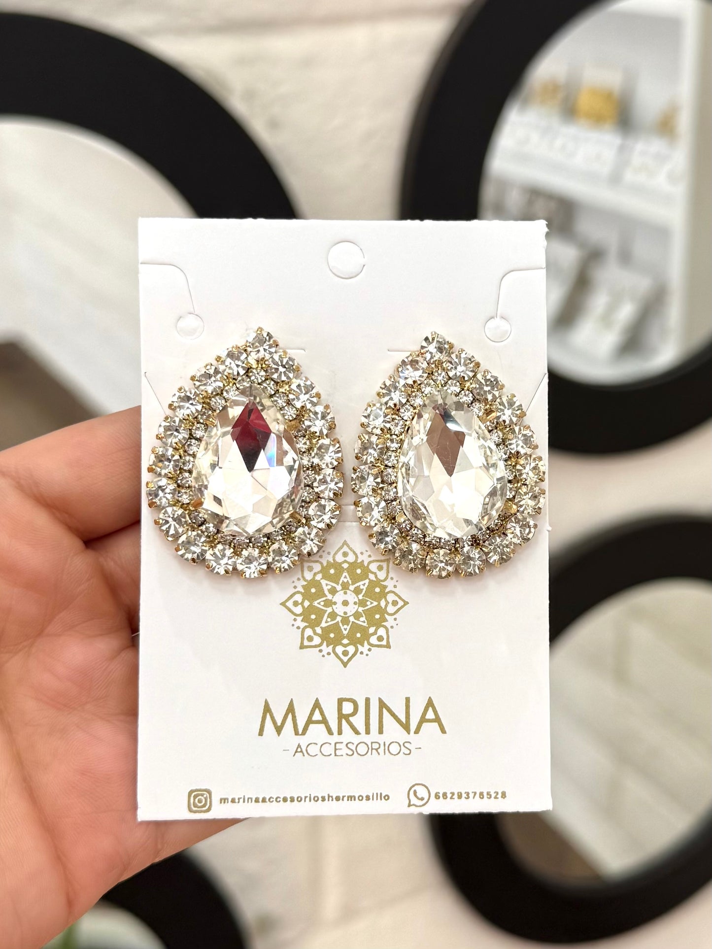 Aretes de pedrería dorados