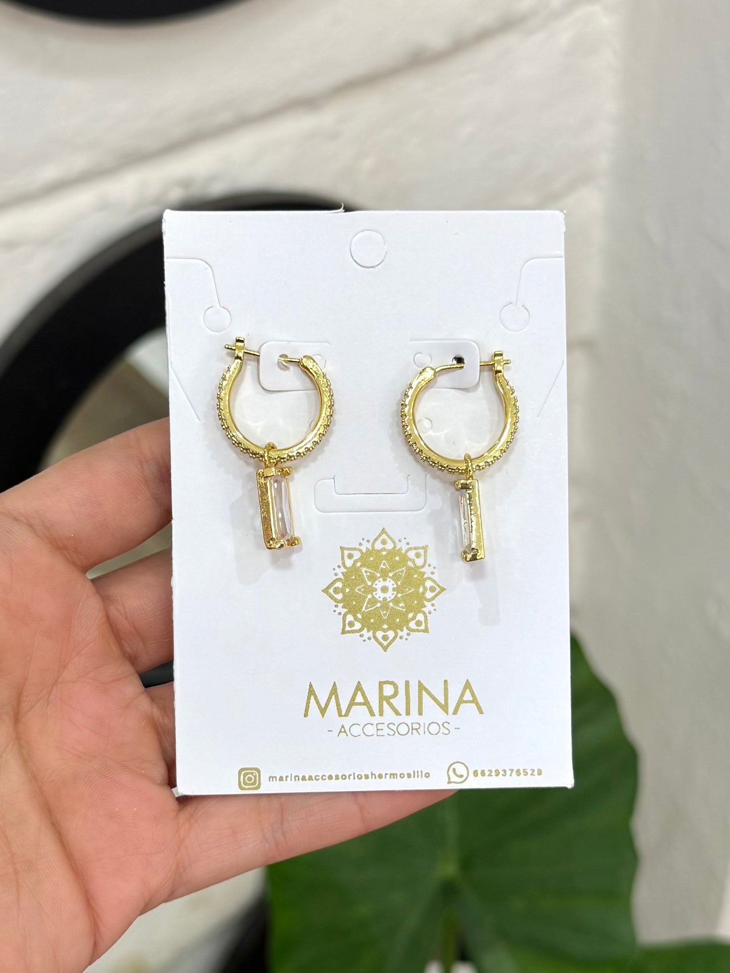 Aretes de pedrería dorados