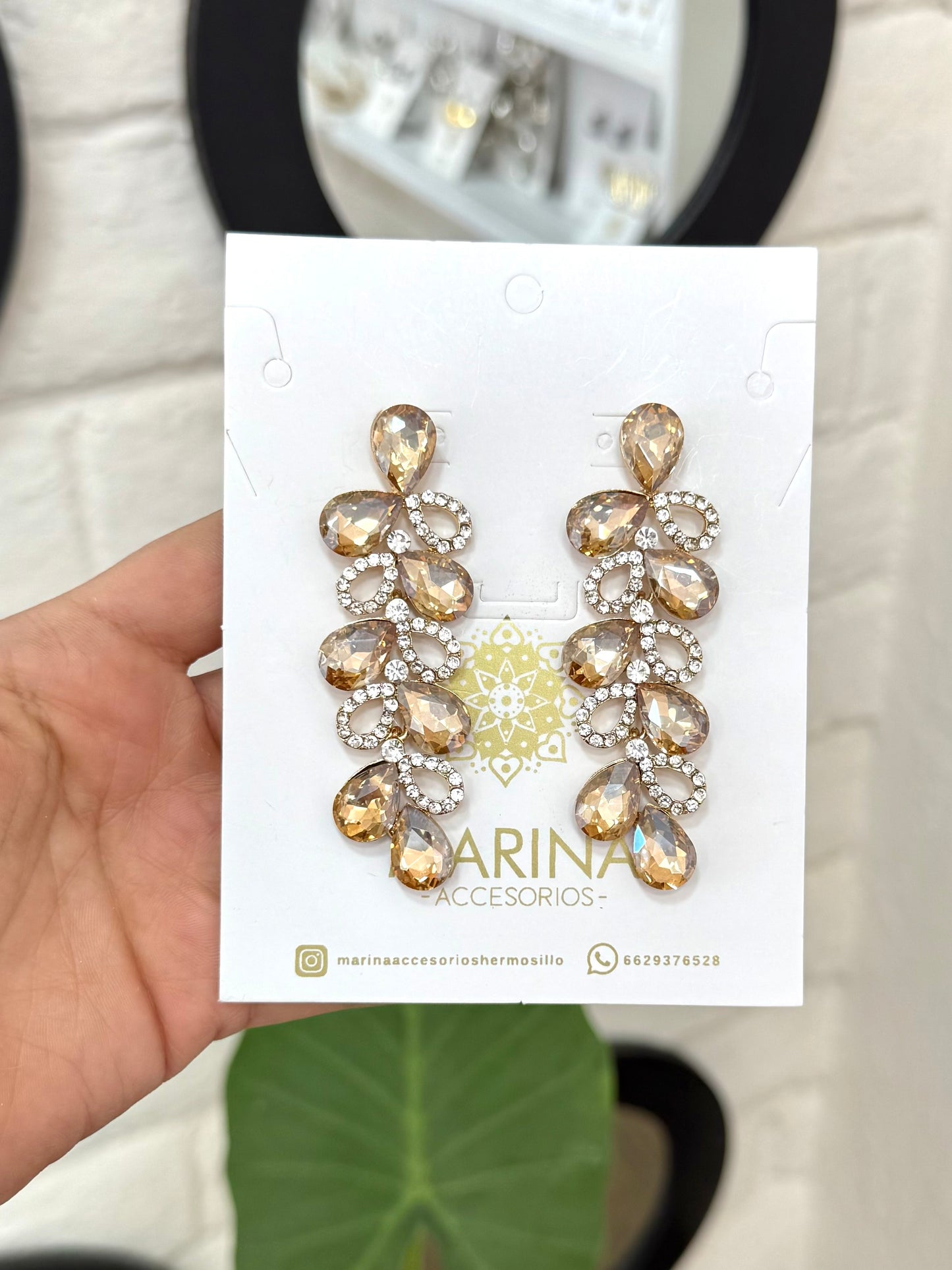 Aretes de pedrería dorados