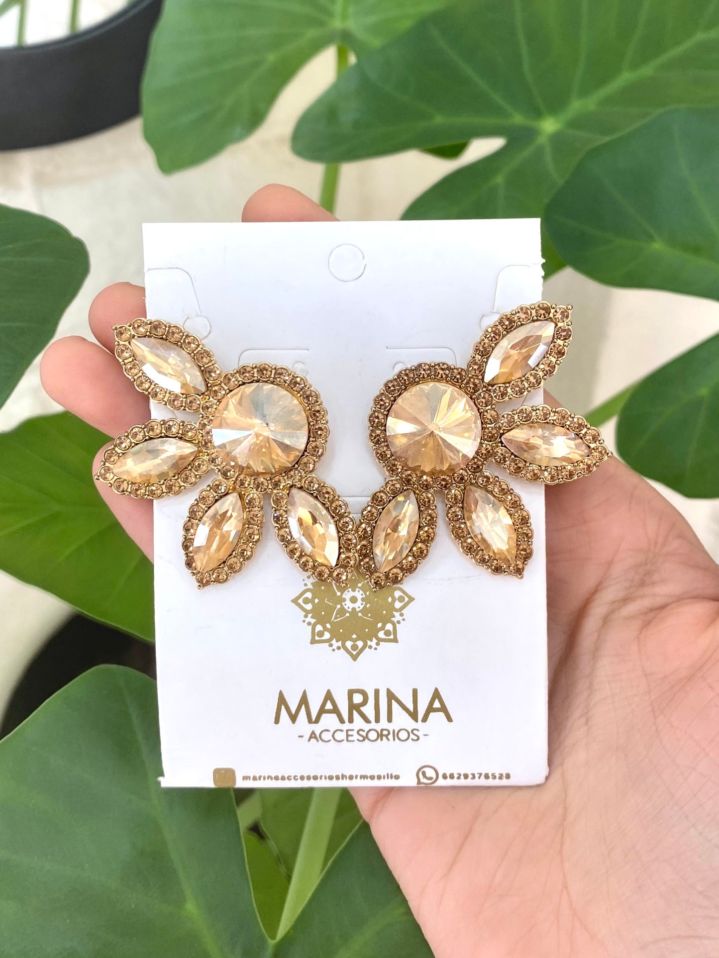 Aretes de pedrería dorados