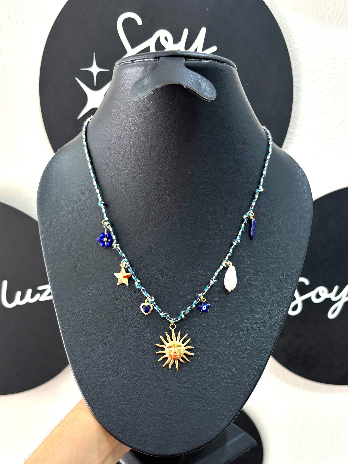 Collar azul con dijes