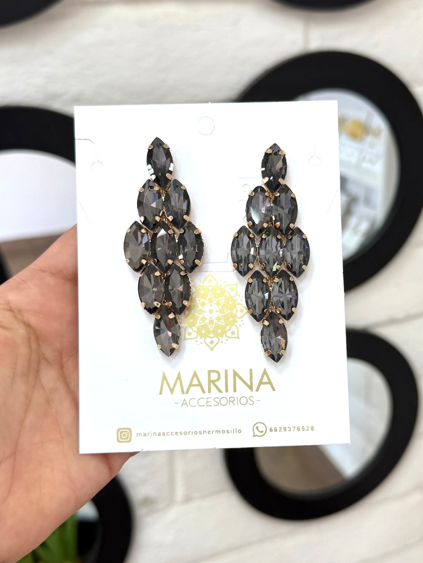 Aretes de pedrería negros