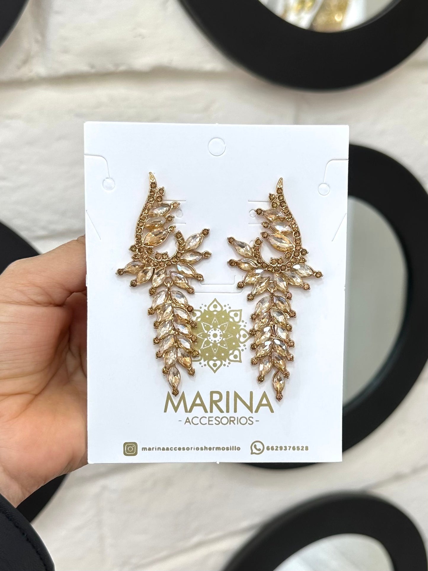 Aretes de pedrería dorados