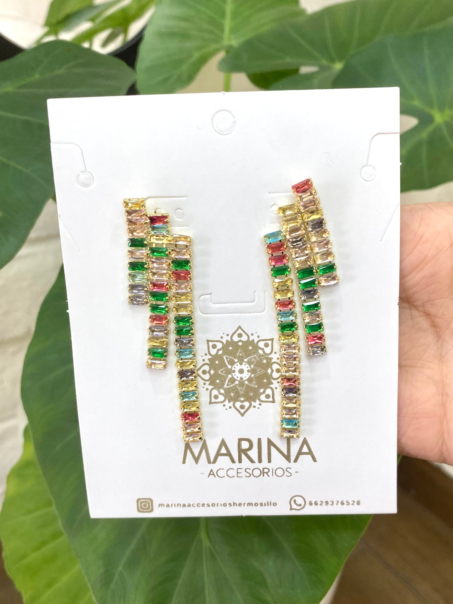 Aretes de pedrería multicolor