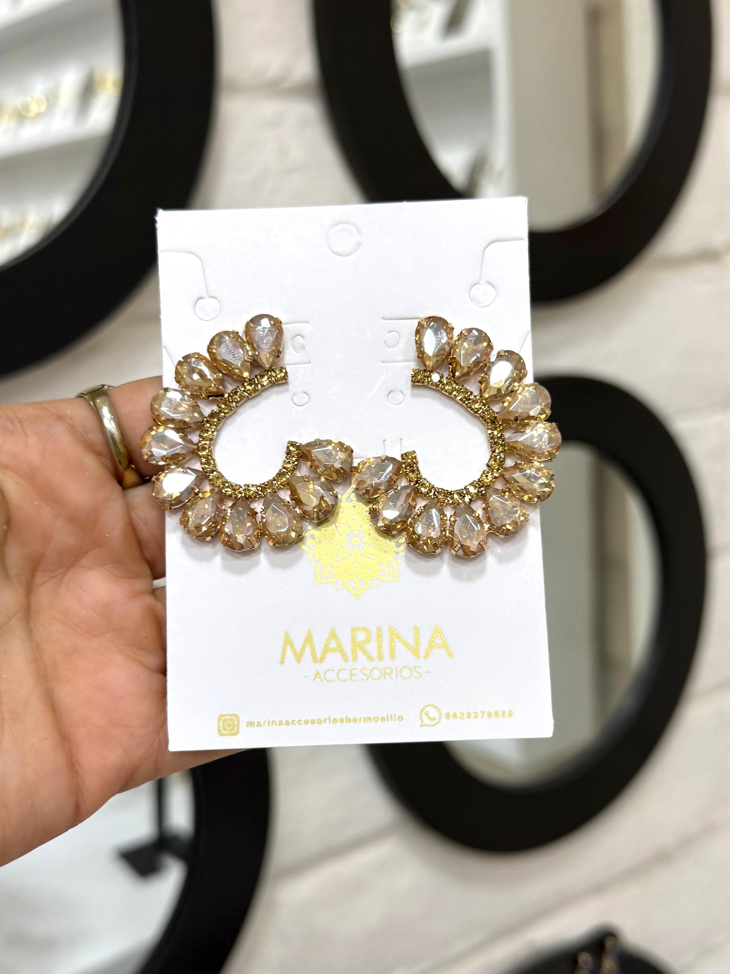 Aretes de pedrería dorados