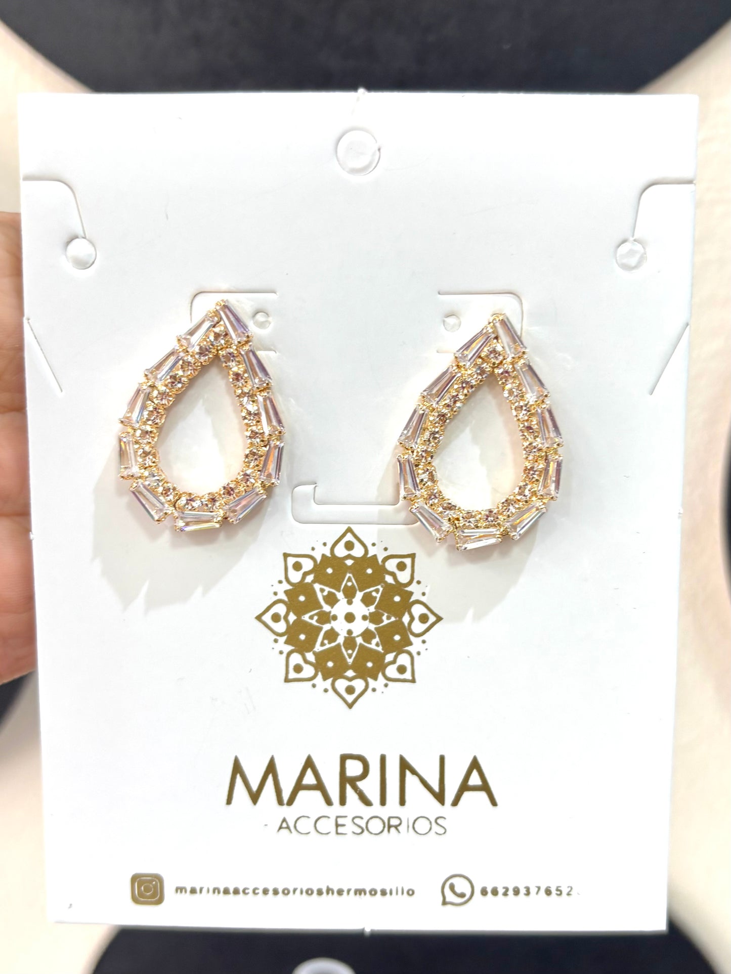 Aretes de pedrería dorados